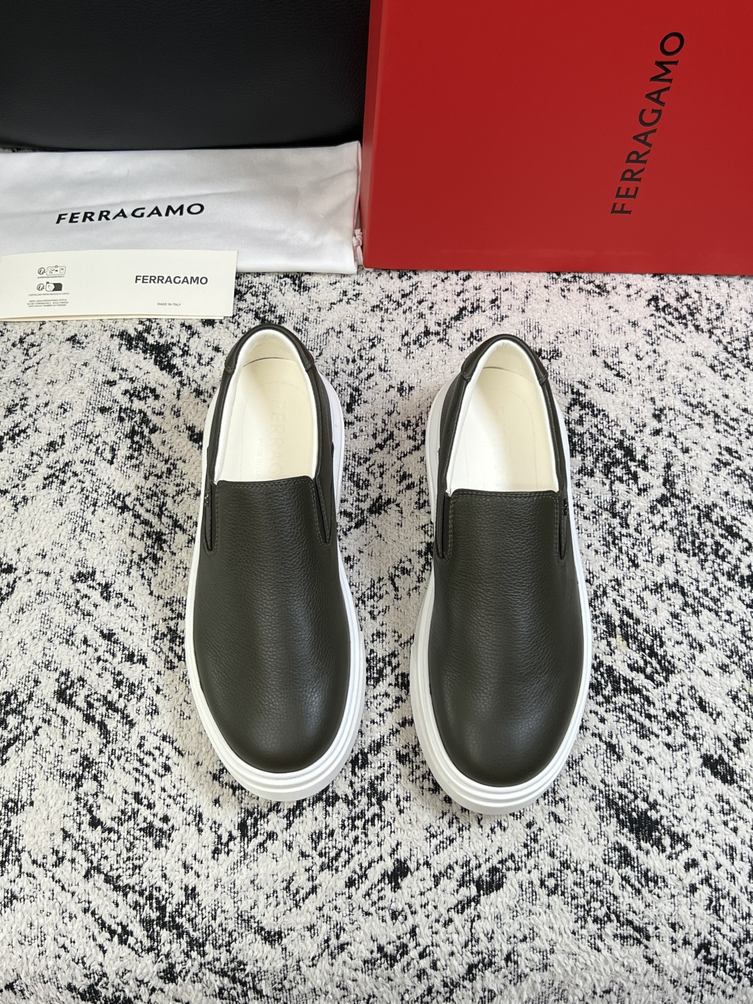 Ferragamo  高品质  顶级工艺品  菲拉格慕   专柜同步发售原厂配置，意大利进口原版牛皮，进口水染牛里 ，鞋