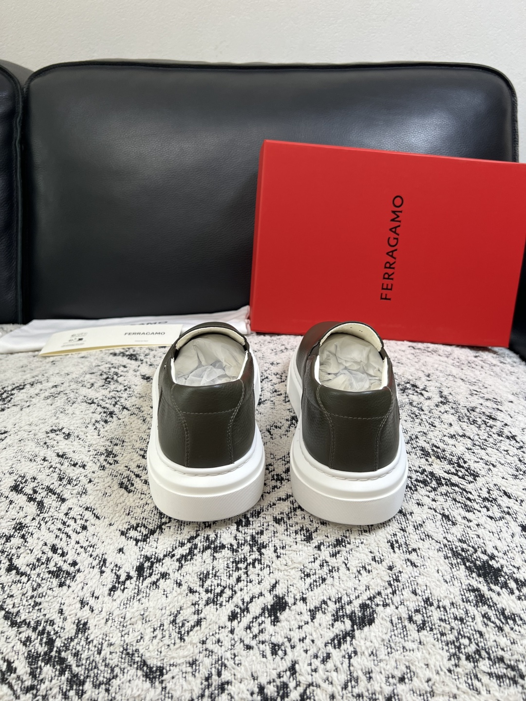 Ferragamo  高品质  顶级工艺品  菲拉格慕   专柜同步发售原厂配置，意大利进口原版牛皮，进口水染牛里 ，鞋