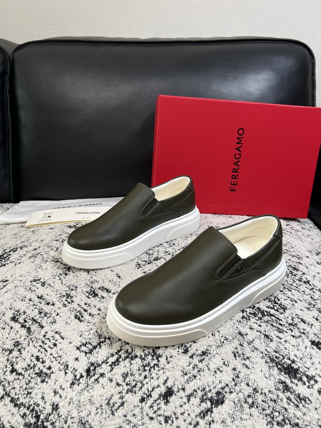 Ferragamo  高品质  顶级工艺品  菲拉格慕   专柜同步发售原厂配置，意大利进口原版牛皮，进口水染牛里 ，鞋