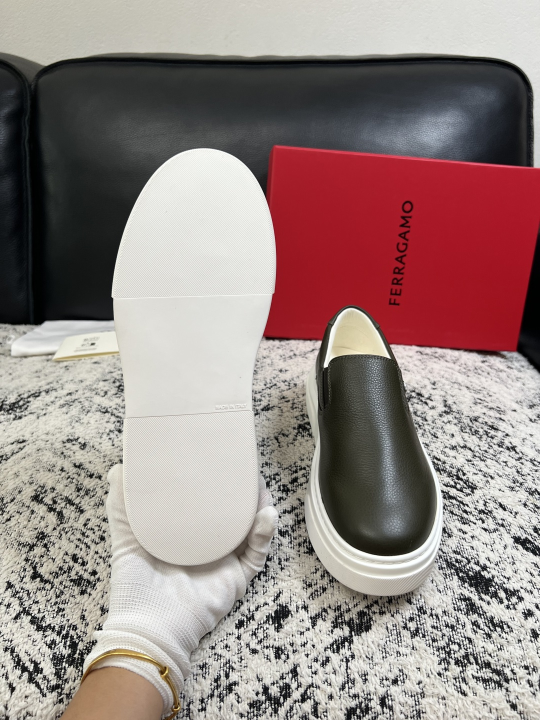 Ferragamo  高品质  顶级工艺品  菲拉格慕   专柜同步发售原厂配置，意大利进口原版牛皮，进口水染牛里 ，鞋
