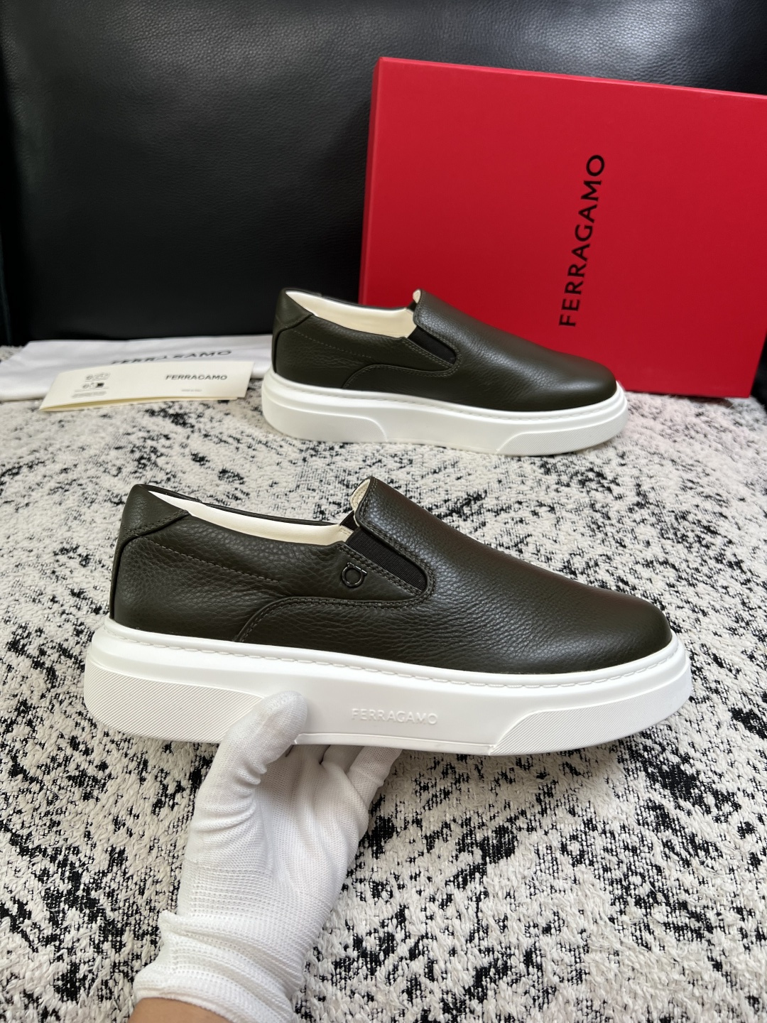Ferragamo  高品质  顶级工艺品  菲拉格慕   专柜同步发售原厂配置，意大利进口原版牛皮，进口水染牛里 ，鞋