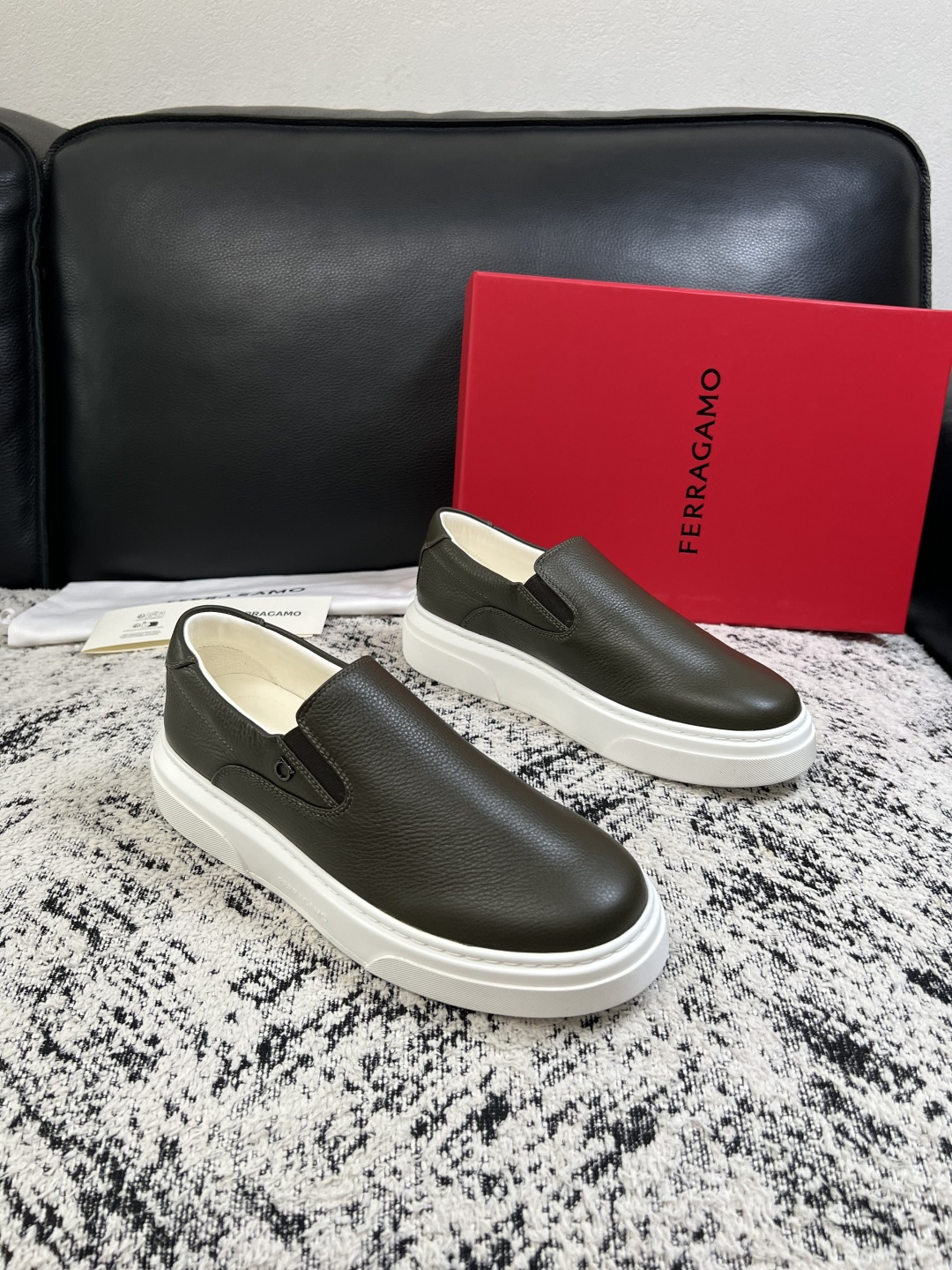 Ferragamo  高品质  顶级工艺品  菲拉格慕   专柜同步发售原厂配置，意大利进口原版牛皮，进口水染牛里 ，鞋