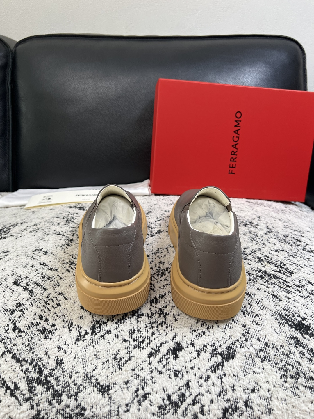 Ferragamo  高品质  顶级工艺品  菲拉格慕   专柜同步发售原厂配置，意大利进口原版牛皮，进口水染牛里 ，鞋
