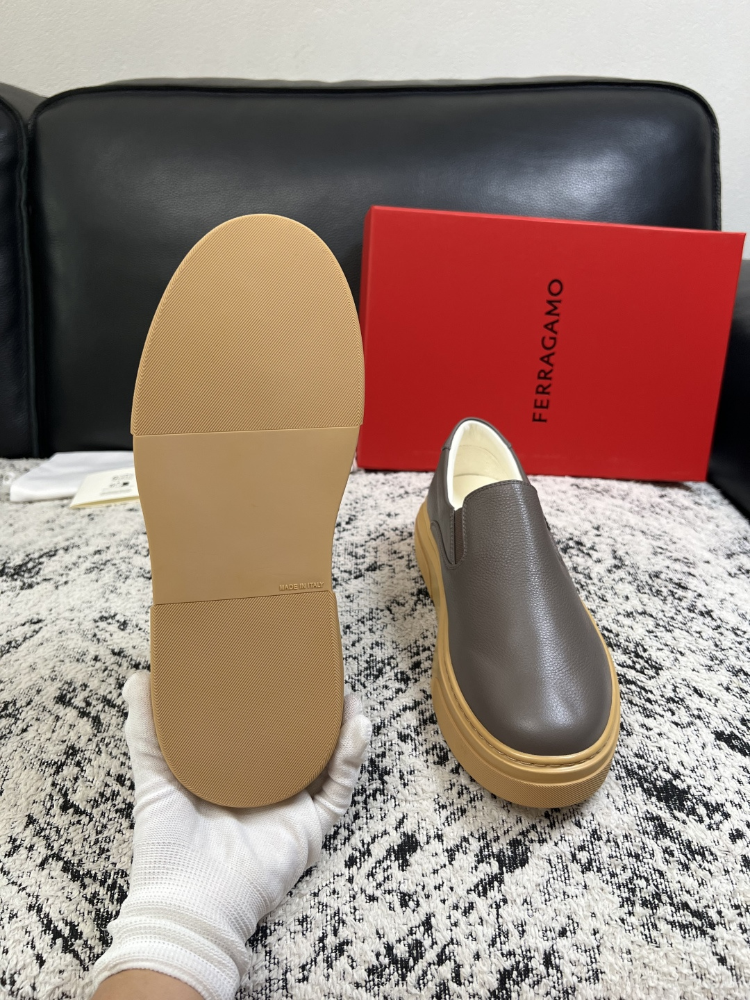 Ferragamo  高品质  顶级工艺品  菲拉格慕   专柜同步发售原厂配置，意大利进口原版牛皮，进口水染牛里 ，鞋