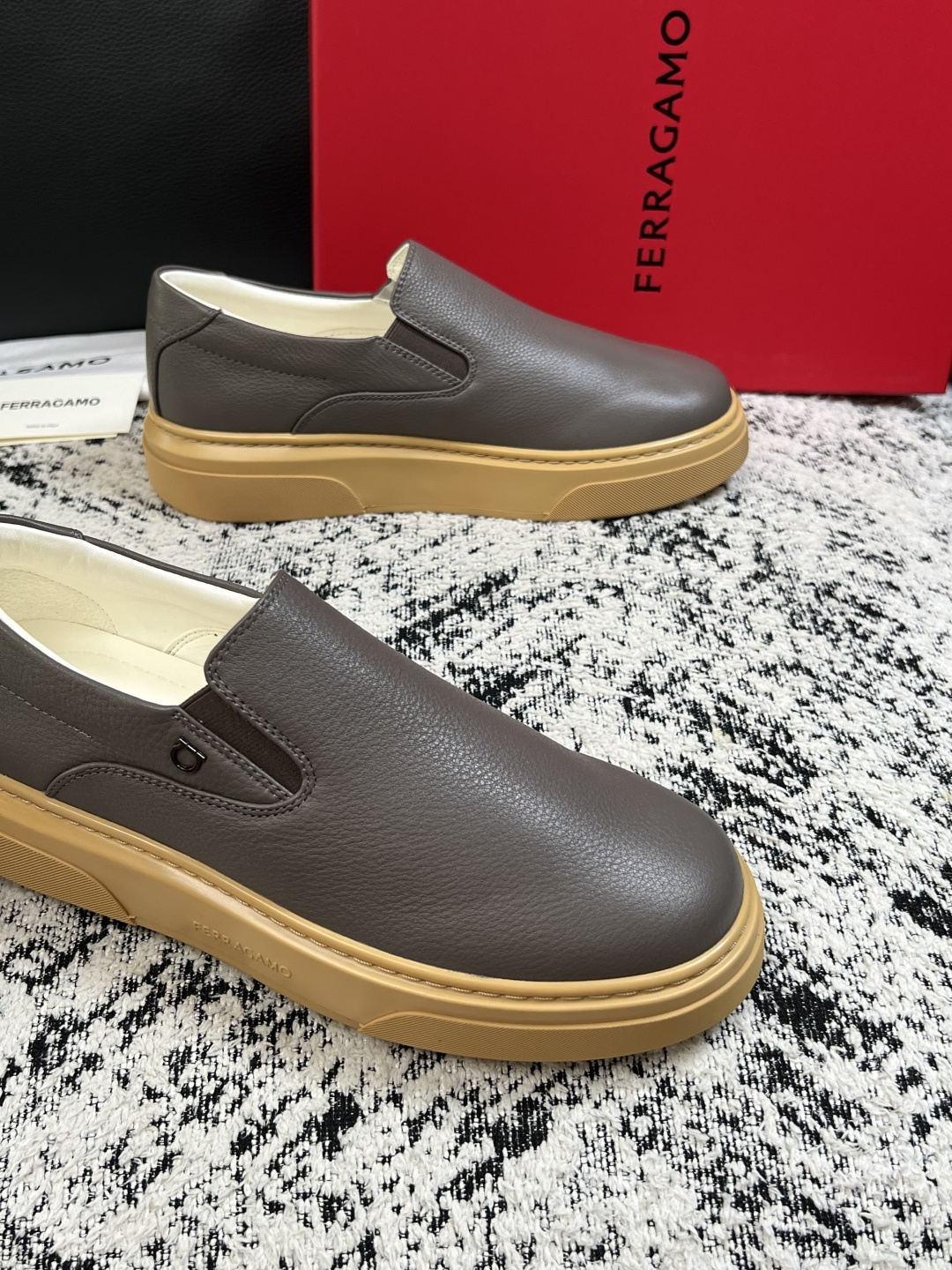 Ferragamo  高品质  顶级工艺品  菲拉格慕   专柜同步发售原厂配置，意大利进口原版牛皮，进口水染牛里 ，鞋