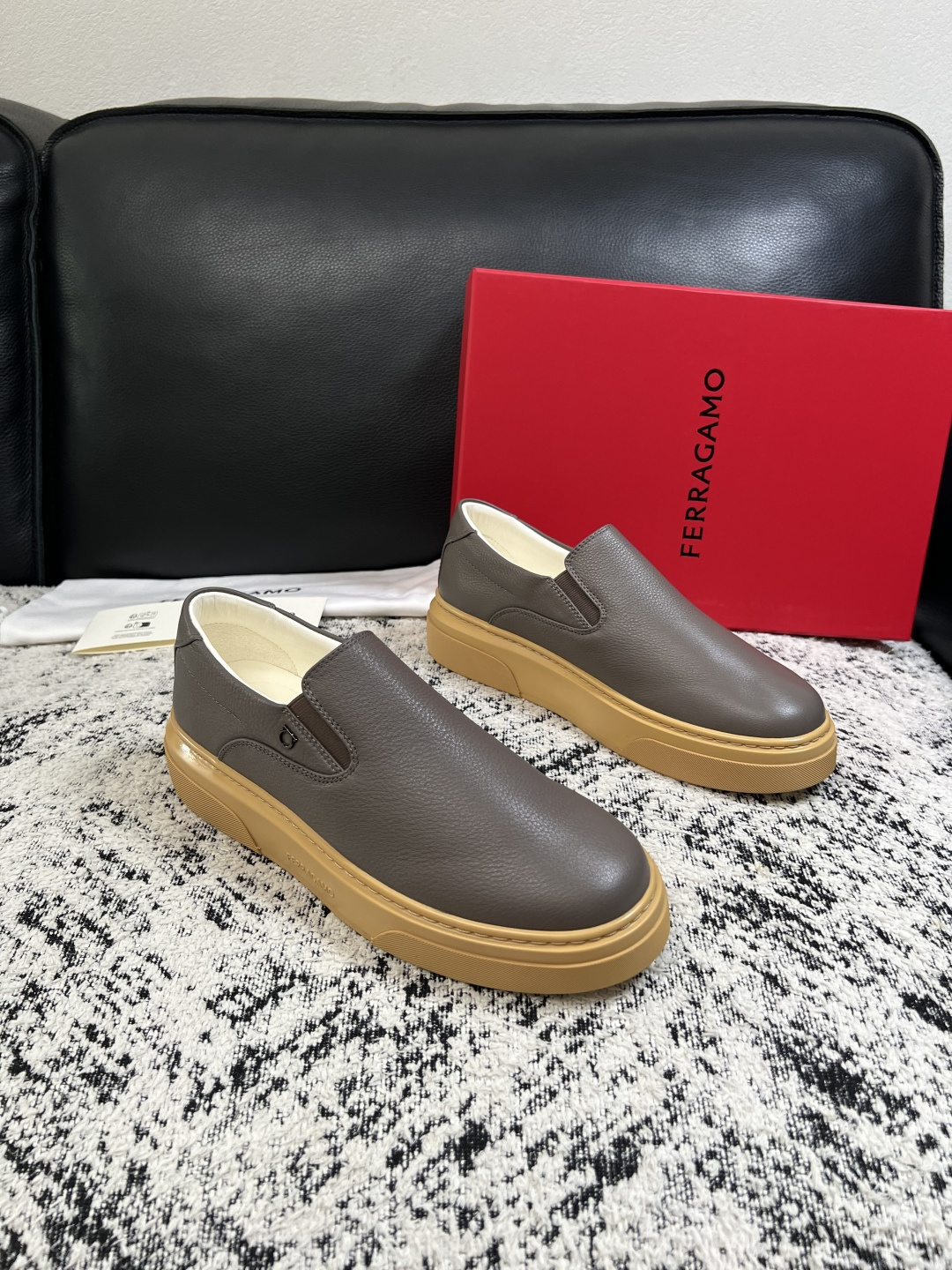 Ferragamo  高品质  顶级工艺品  菲拉格慕   专柜同步发售原厂配置，意大利进口原版牛皮，进口水染牛里 ，鞋