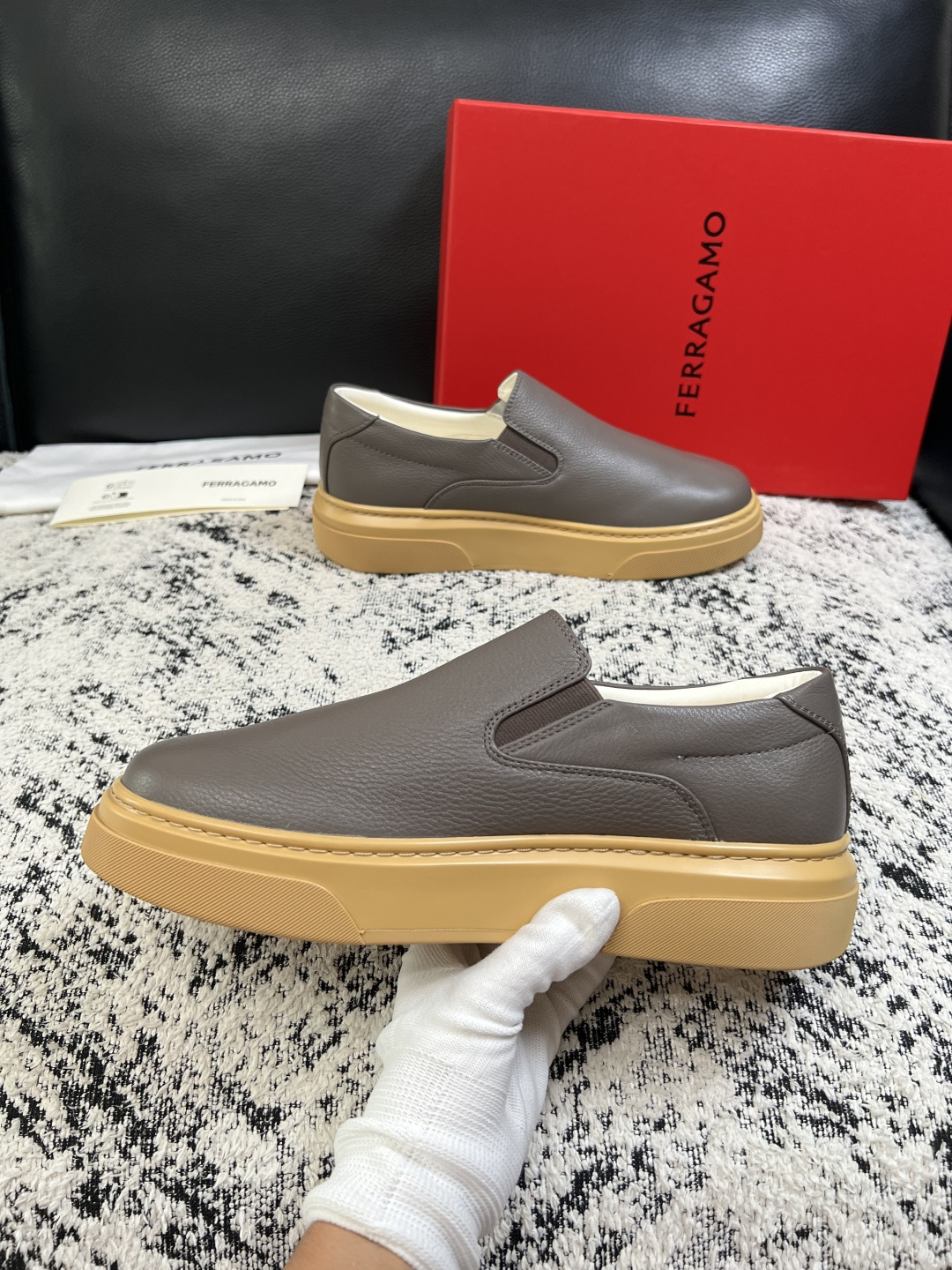 Ferragamo  高品质  顶级工艺品  菲拉格慕   专柜同步发售原厂配置，意大利进口原版牛皮，进口水染牛里 ，鞋