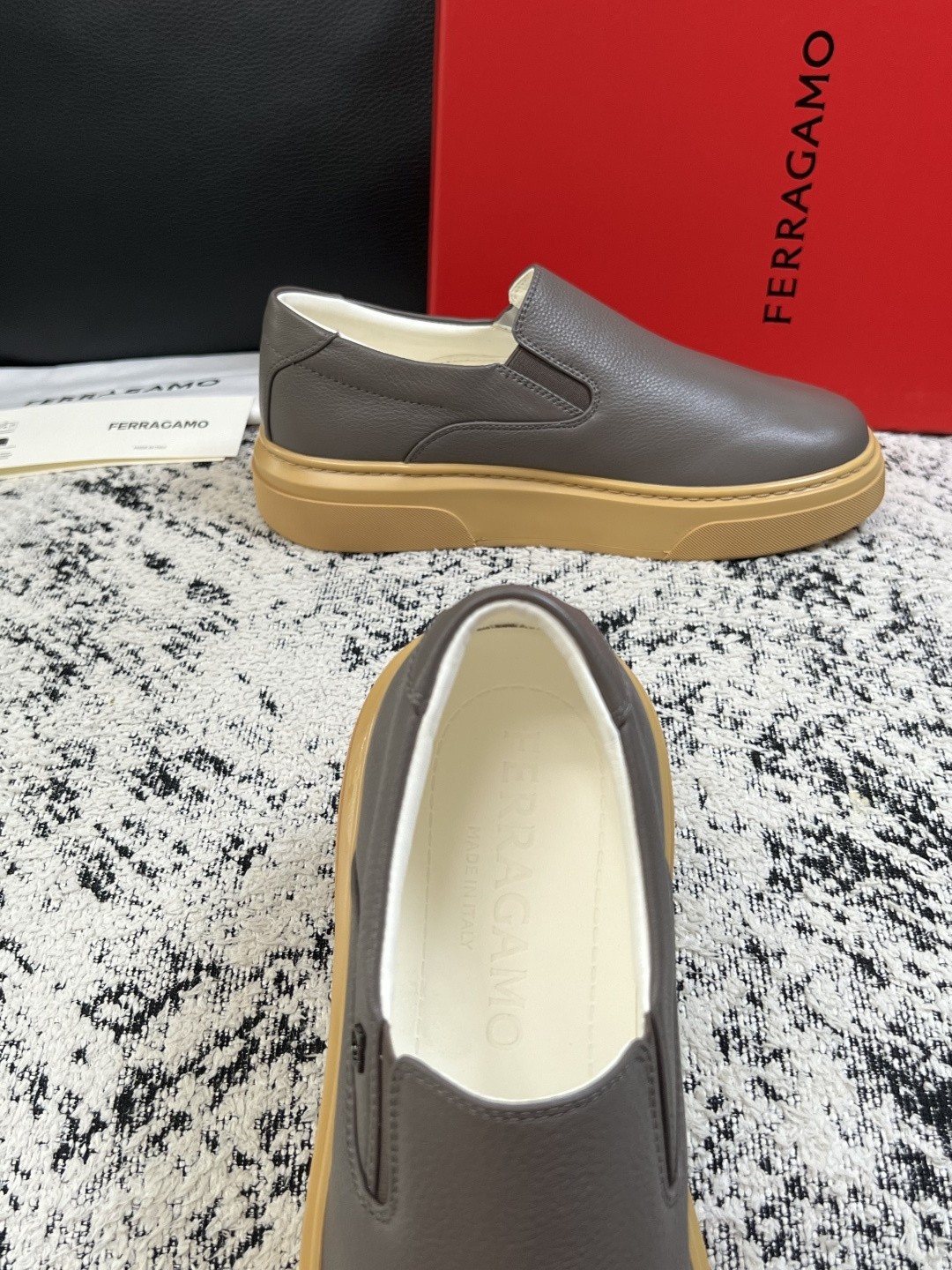 Ferragamo  高品质  顶级工艺品  菲拉格慕   专柜同步发售原厂配置，意大利进口原版牛皮，进口水染牛里 ，鞋