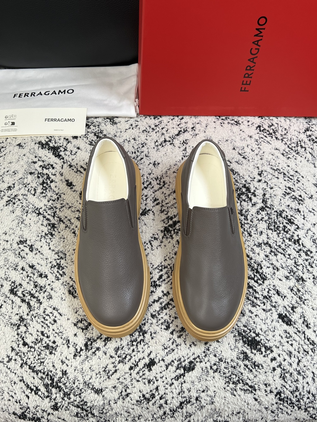 Ferragamo  高品质  顶级工艺品  菲拉格慕   专柜同步发售原厂配置，意大利进口原版牛皮，进口水染牛里 ，鞋