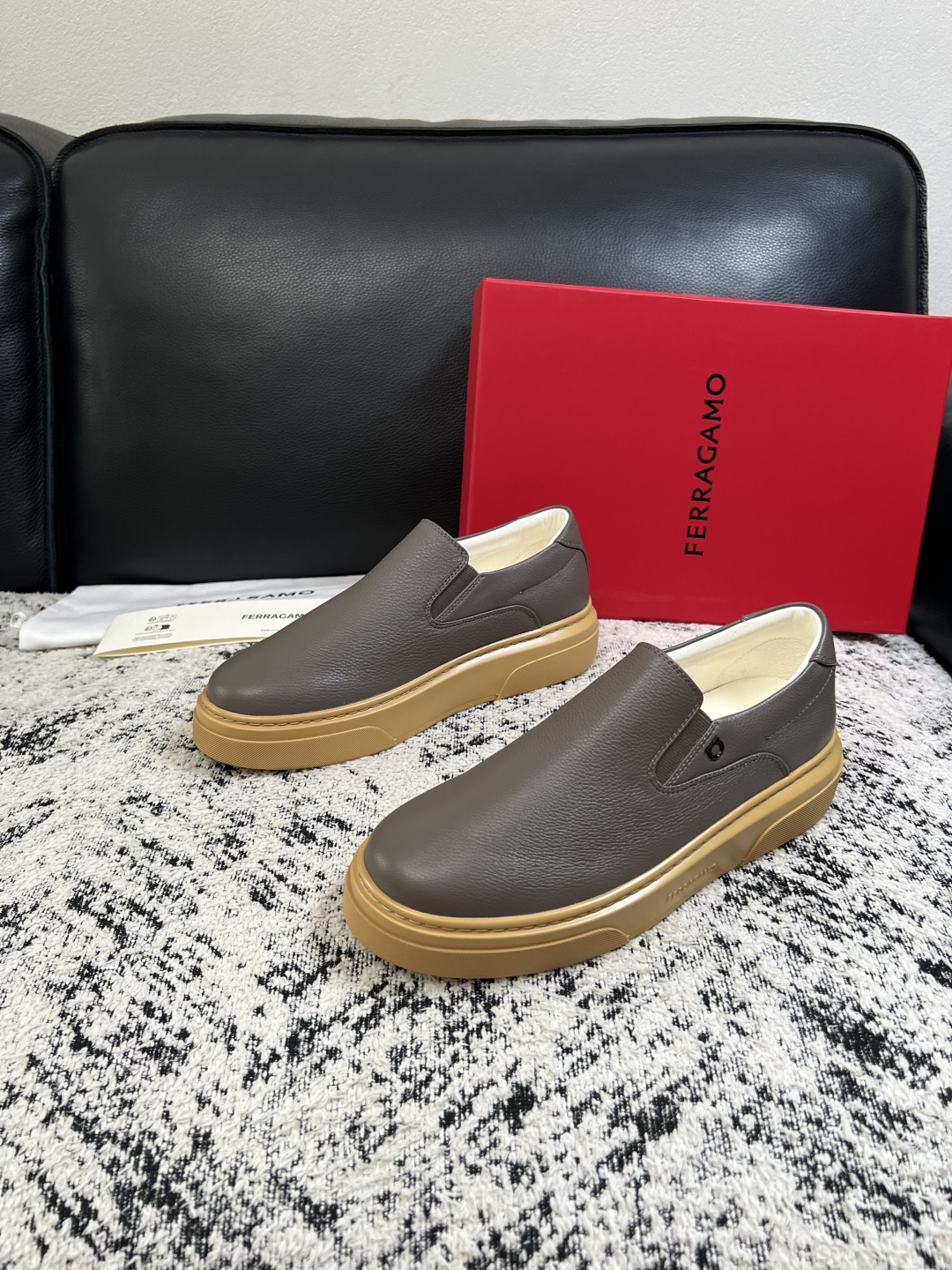 Ferragamo  高品质  顶级工艺品  菲拉格慕   专柜同步发售原厂配置，意大利进口原版牛皮，进口水染牛里 ，鞋