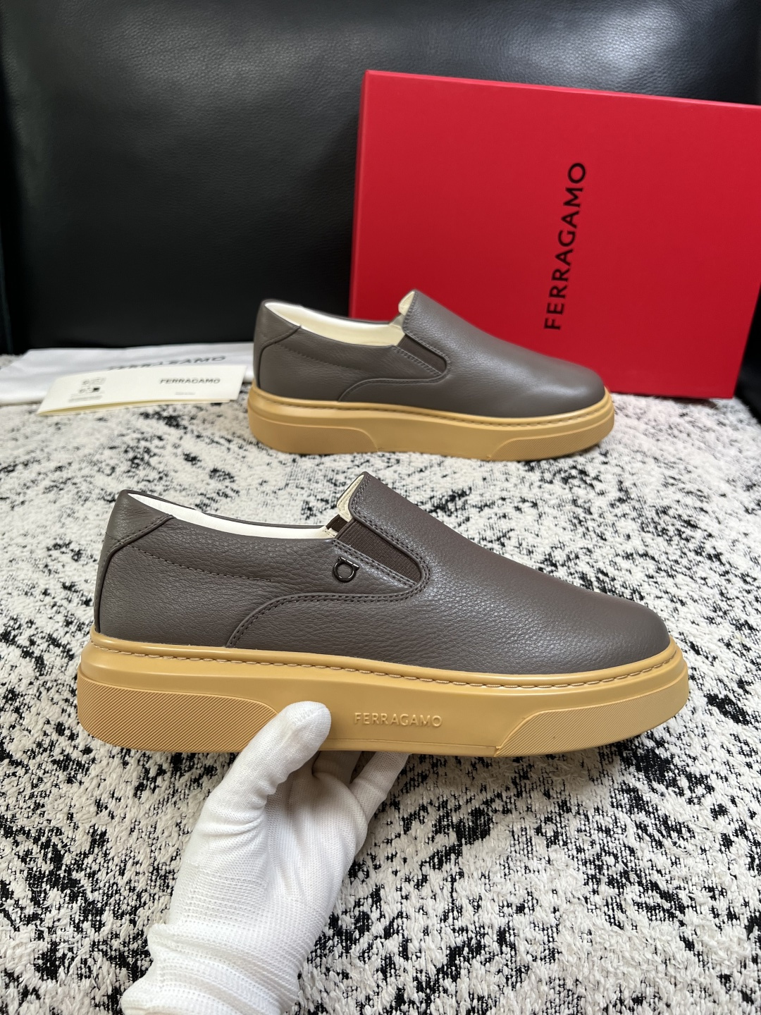 Ferragamo  高品质  顶级工艺品  菲拉格慕   专柜同步发售原厂配置，意大利进口原版牛皮，进口水染牛里 ，鞋