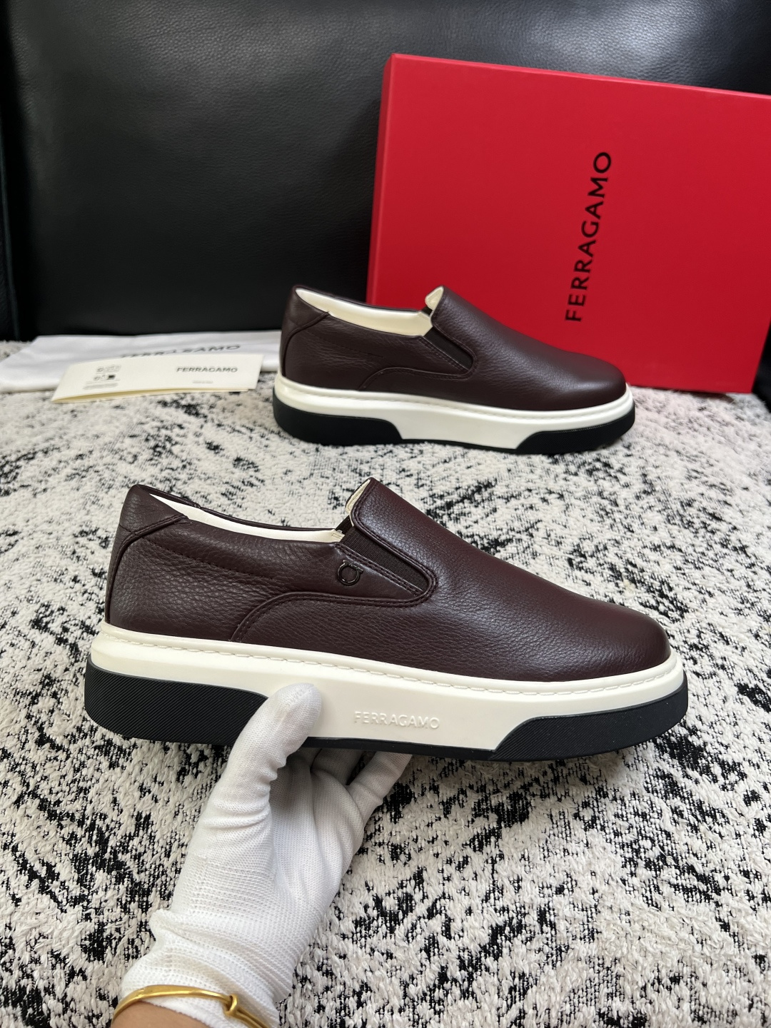 Ferragamo  高品质  顶级工艺品  菲拉格慕   专柜同步发售原厂配置，意大利进口原版牛皮，进口水染牛里 ，鞋