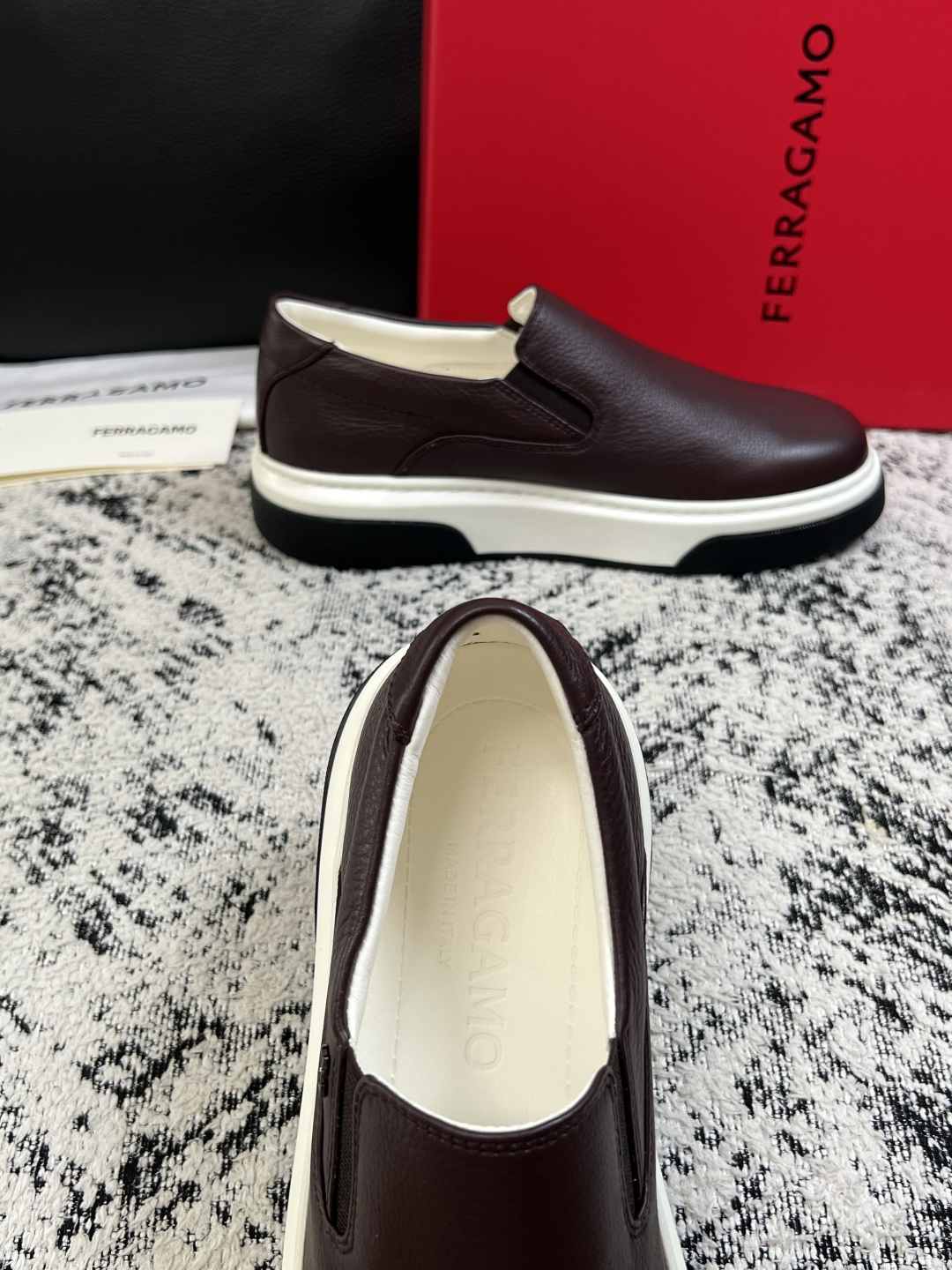 Ferragamo  高品质  顶级工艺品  菲拉格慕   专柜同步发售原厂配置，意大利进口原版牛皮，进口水染牛里 ，鞋