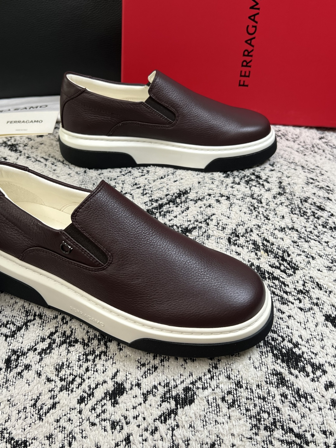 Ferragamo  高品质  顶级工艺品  菲拉格慕   专柜同步发售原厂配置，意大利进口原版牛皮，进口水染牛里 ，鞋