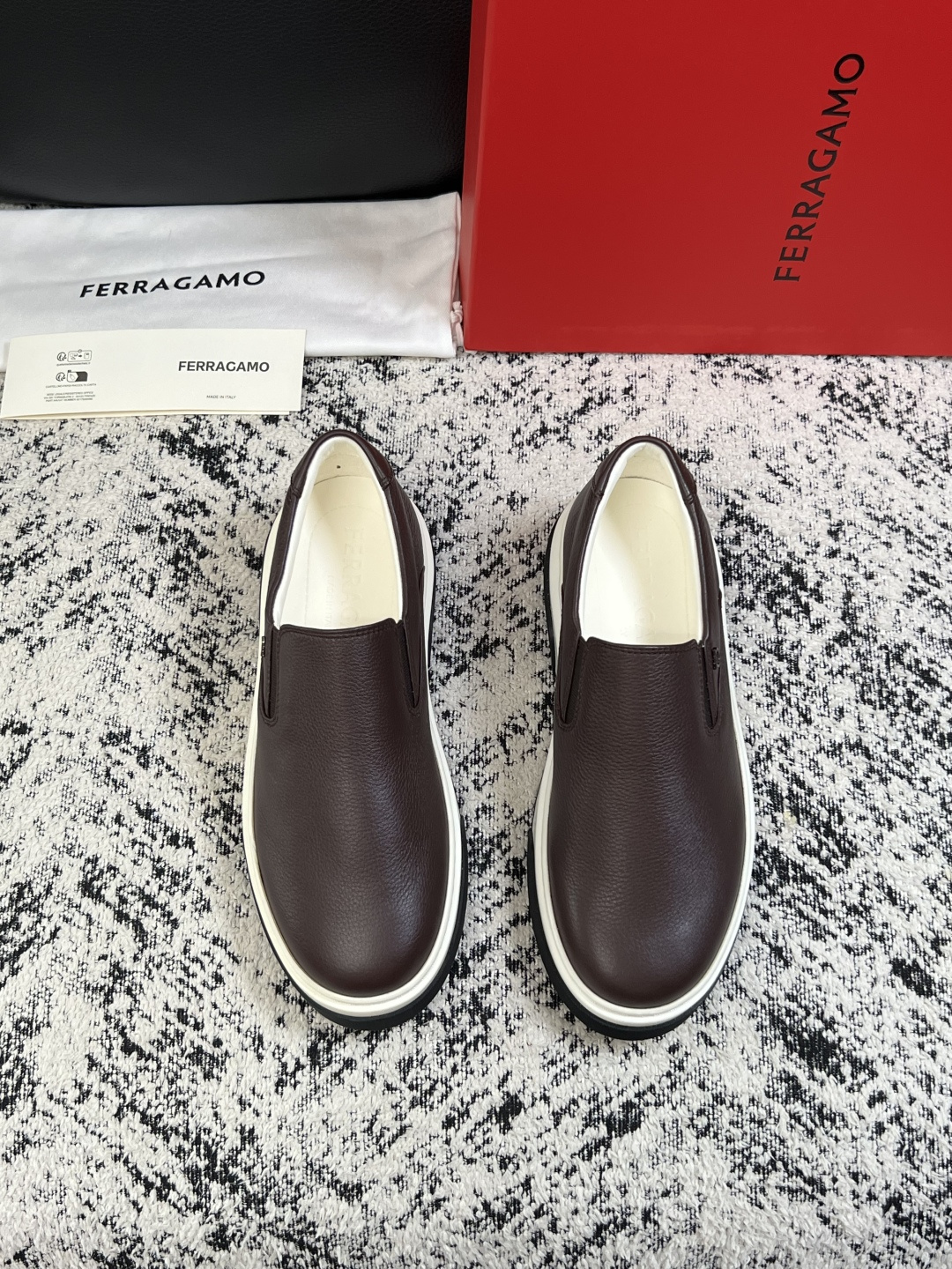 Ferragamo  高品质  顶级工艺品  菲拉格慕   专柜同步发售原厂配置，意大利进口原版牛皮，进口水染牛里 ，鞋