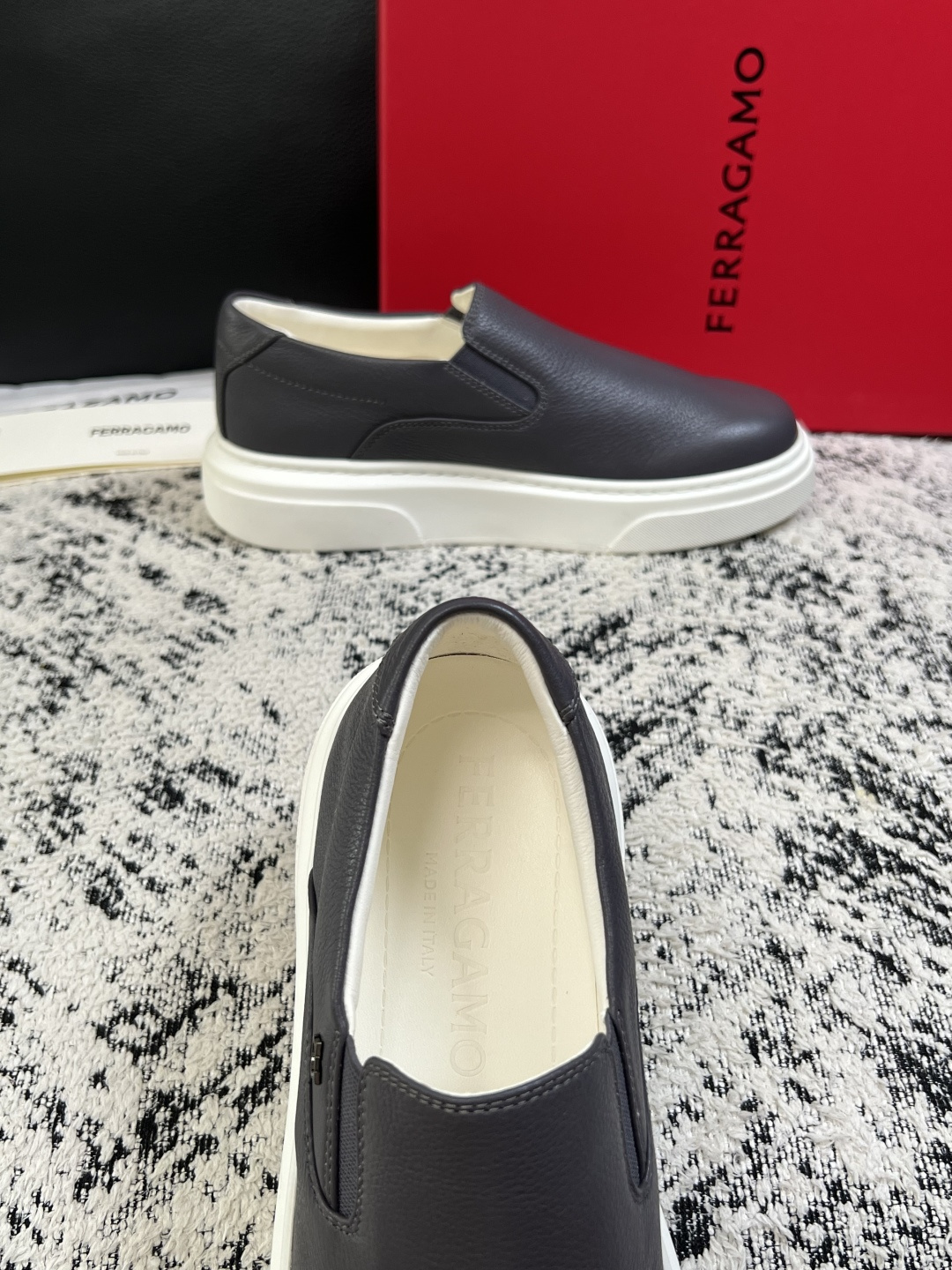 Ferragamo  高品质  顶级工艺品  菲拉格慕   专柜同步发售原厂配置，意大利进口原版牛皮，进口水染牛里 ，鞋