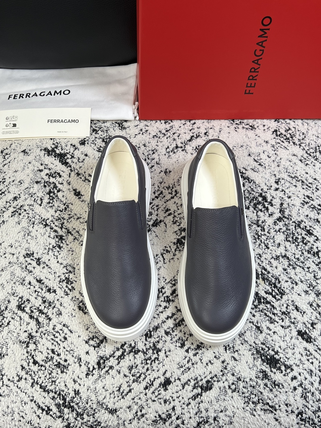 Ferragamo  高品质  顶级工艺品  菲拉格慕   专柜同步发售原厂配置，意大利进口原版牛皮，进口水染牛里 ，鞋