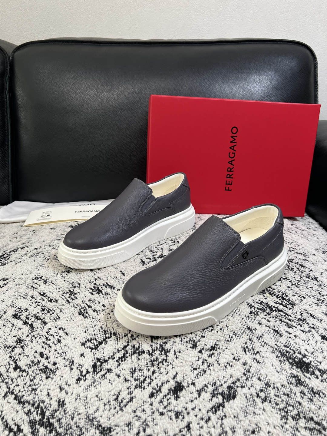 Ferragamo  高品质  顶级工艺品  菲拉格慕   专柜同步发售原厂配置，意大利进口原版牛皮，进口水染牛里 ，鞋