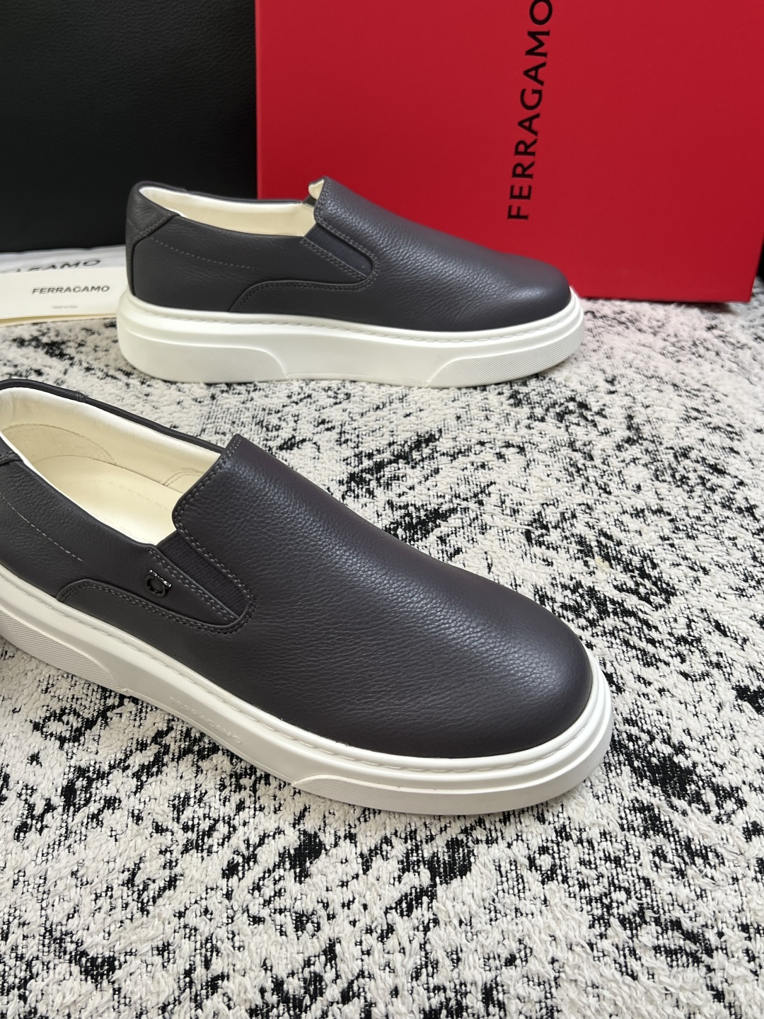 Ferragamo  高品质  顶级工艺品  菲拉格慕   专柜同步发售原厂配置，意大利进口原版牛皮，进口水染牛里 ，鞋