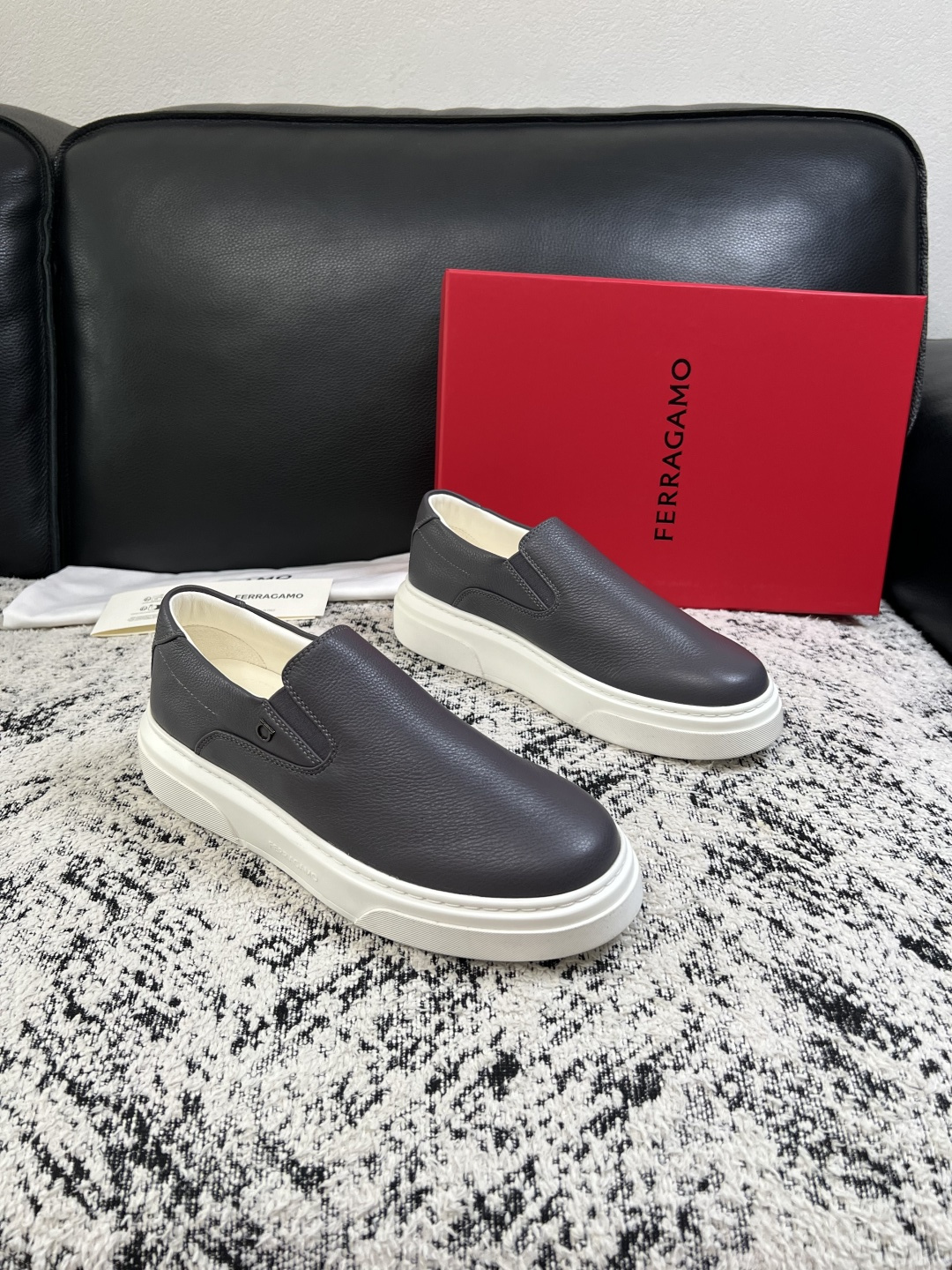 Ferragamo  高品质  顶级工艺品  菲拉格慕   专柜同步发售原厂配置，意大利进口原版牛皮，进口水染牛里 ，鞋