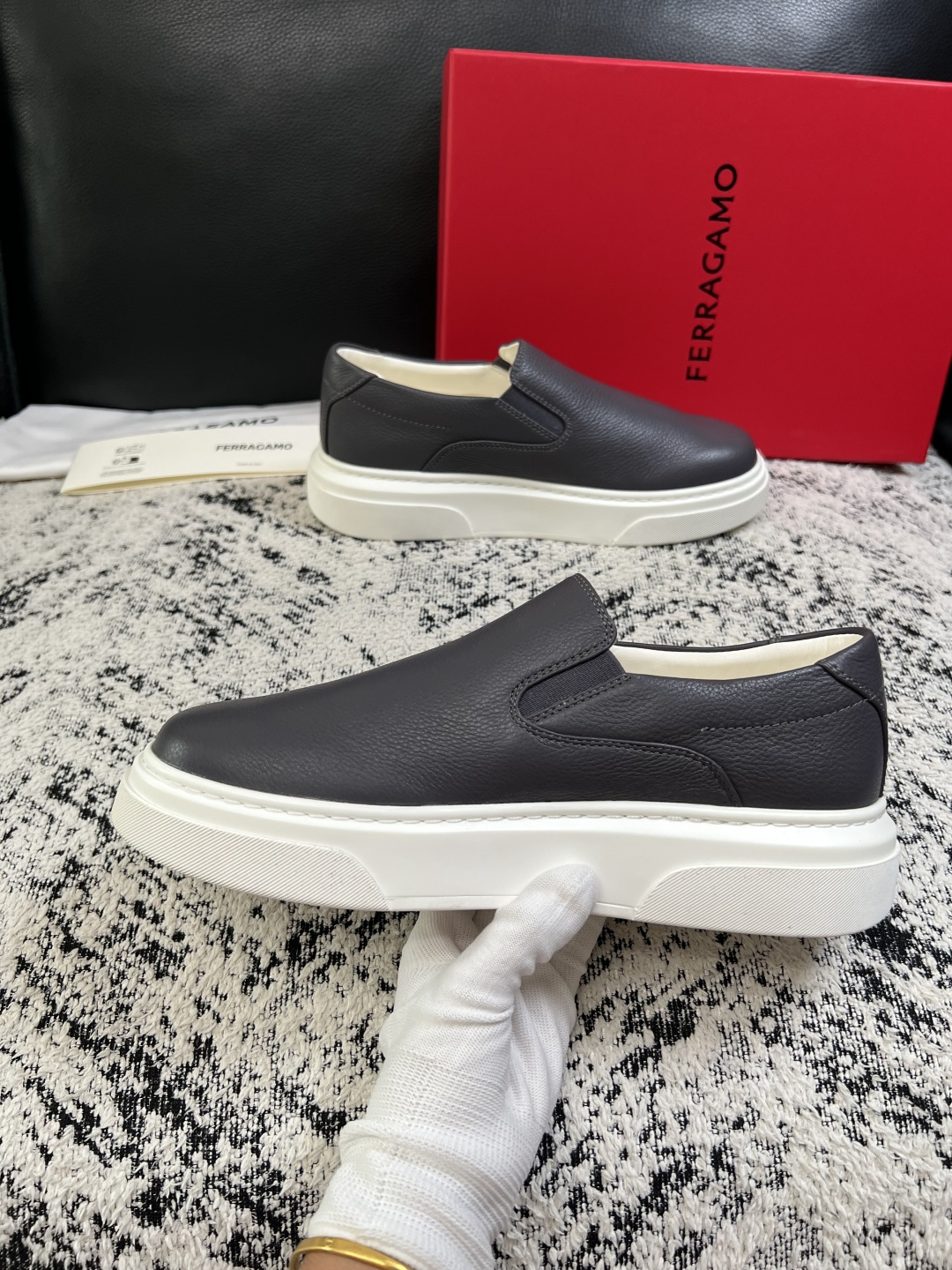 Ferragamo  高品质  顶级工艺品  菲拉格慕   专柜同步发售原厂配置，意大利进口原版牛皮，进口水染牛里 ，鞋