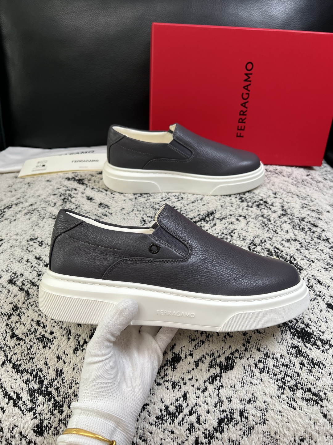 Ferragamo  高品质  顶级工艺品  菲拉格慕   专柜同步发售原厂配置，意大利进口原版牛皮，进口水染牛里 ，鞋