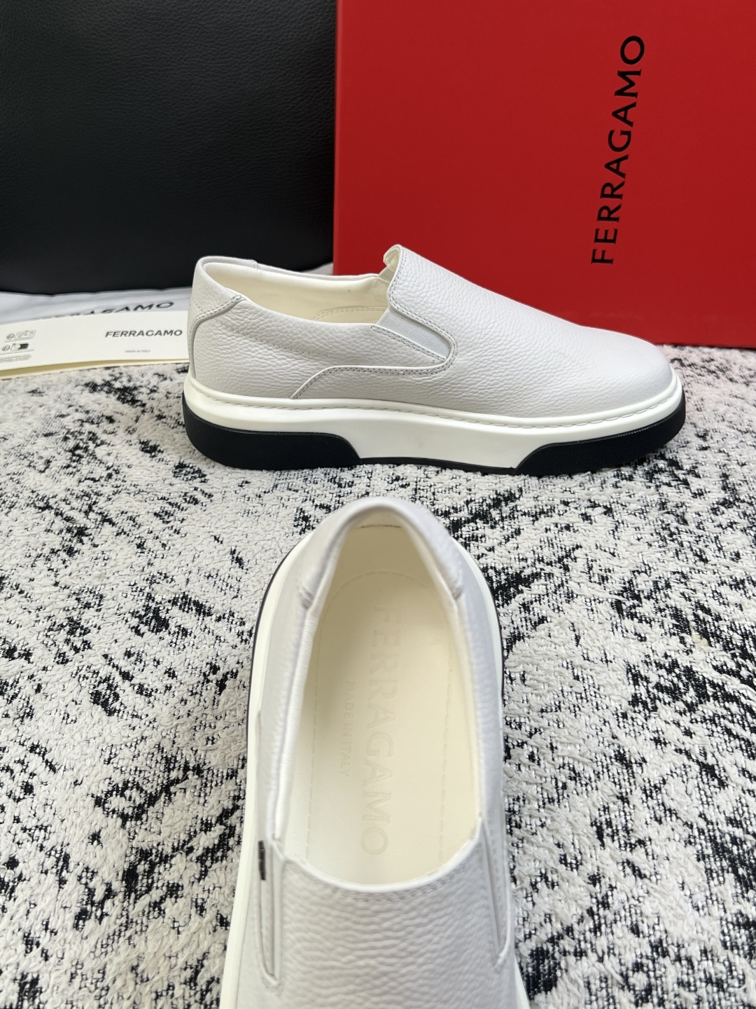 Ferragamo  高品质  顶级工艺品  菲拉格慕   专柜同步发售原厂配置，意大利进口原版牛皮，进口水染牛里 ，鞋
