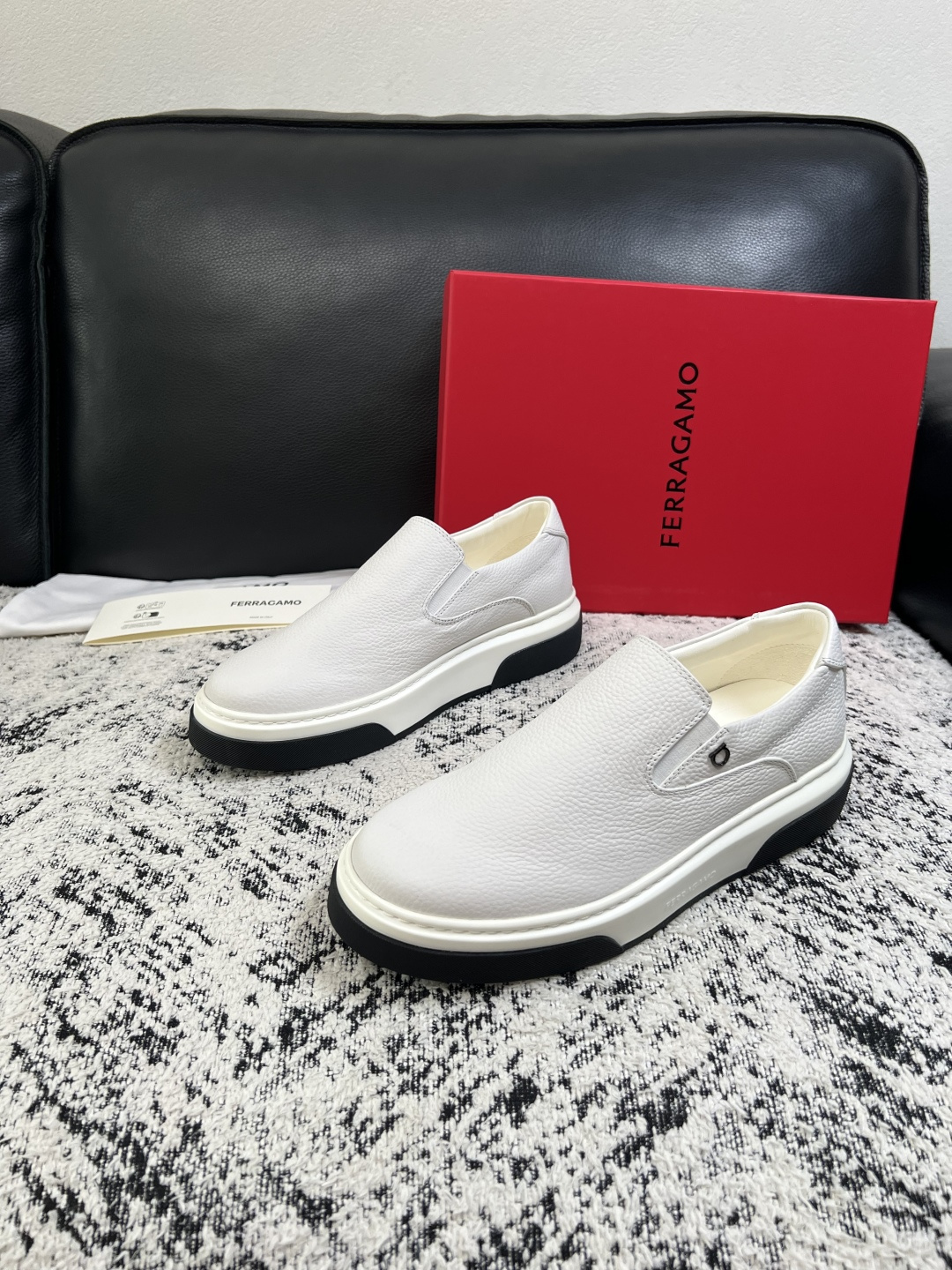 Ferragamo  高品质  顶级工艺品  菲拉格慕   专柜同步发售原厂配置，意大利进口原版牛皮，进口水染牛里 ，鞋