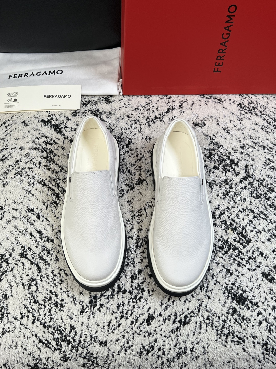 Ferragamo  高品质  顶级工艺品  菲拉格慕   专柜同步发售原厂配置，意大利进口原版牛皮，进口水染牛里 ，鞋