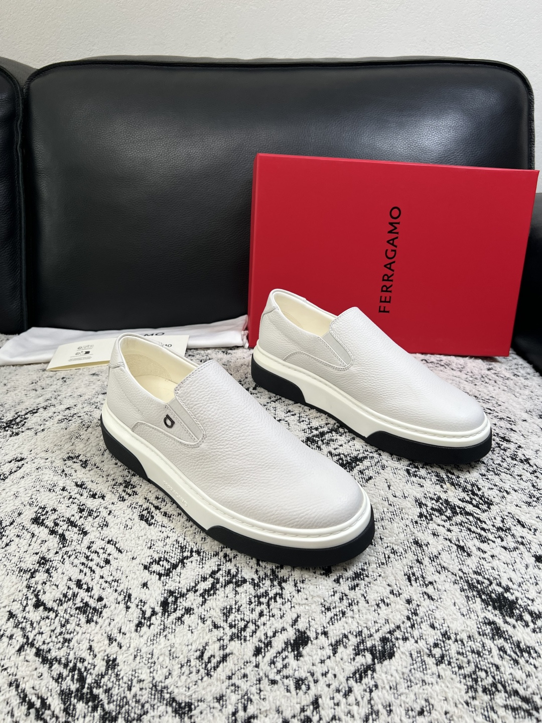 Ferragamo  高品质  顶级工艺品  菲拉格慕   专柜同步发售原厂配置，意大利进口原版牛皮，进口水染牛里 ，鞋