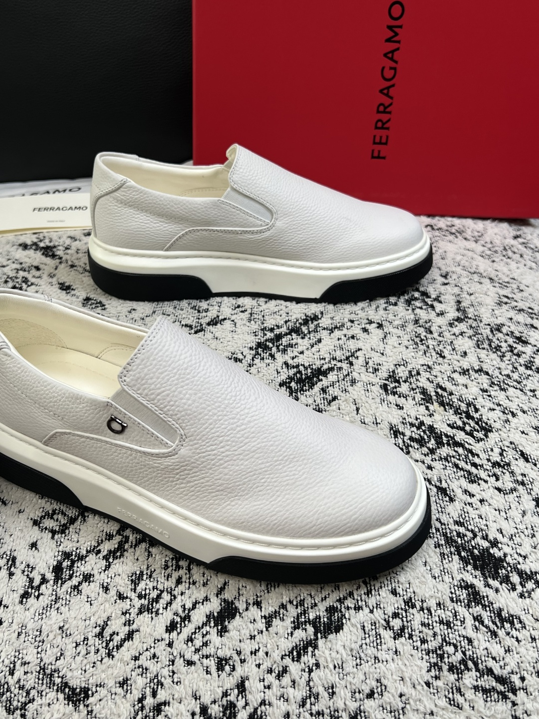 Ferragamo  高品质  顶级工艺品  菲拉格慕   专柜同步发售原厂配置，意大利进口原版牛皮，进口水染牛里 ，鞋