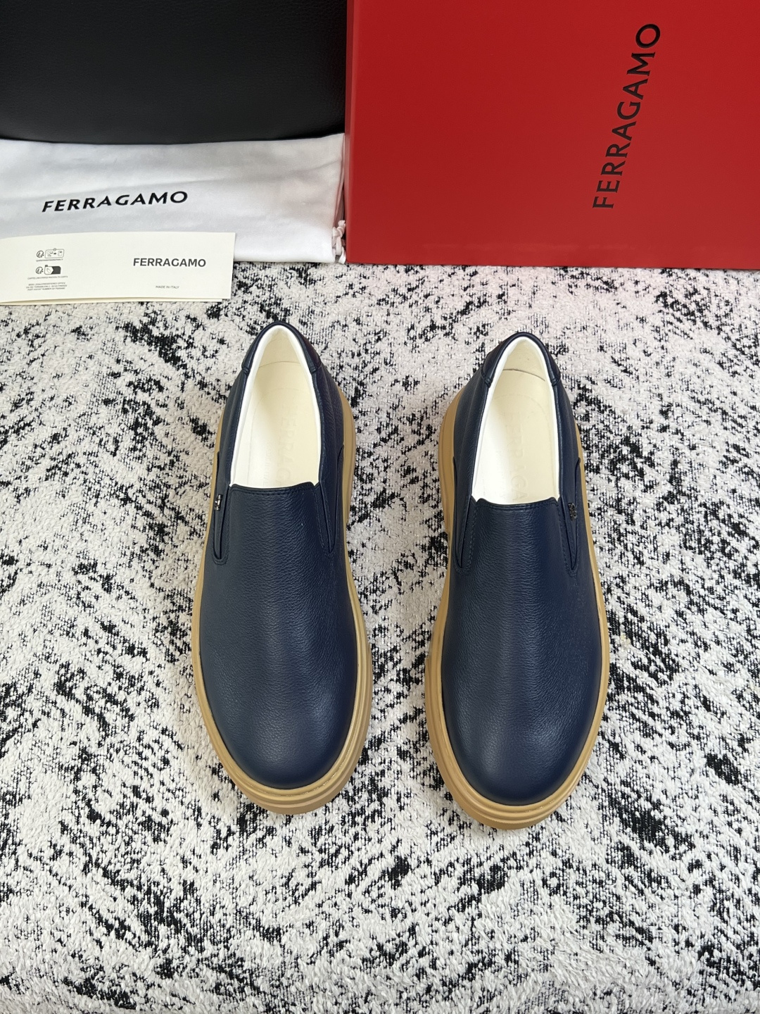 Ferragamo  高品质  顶级工艺品  菲拉格慕   专柜同步发售原厂配置，意大利进口原版牛皮，进口水染牛里 ，鞋