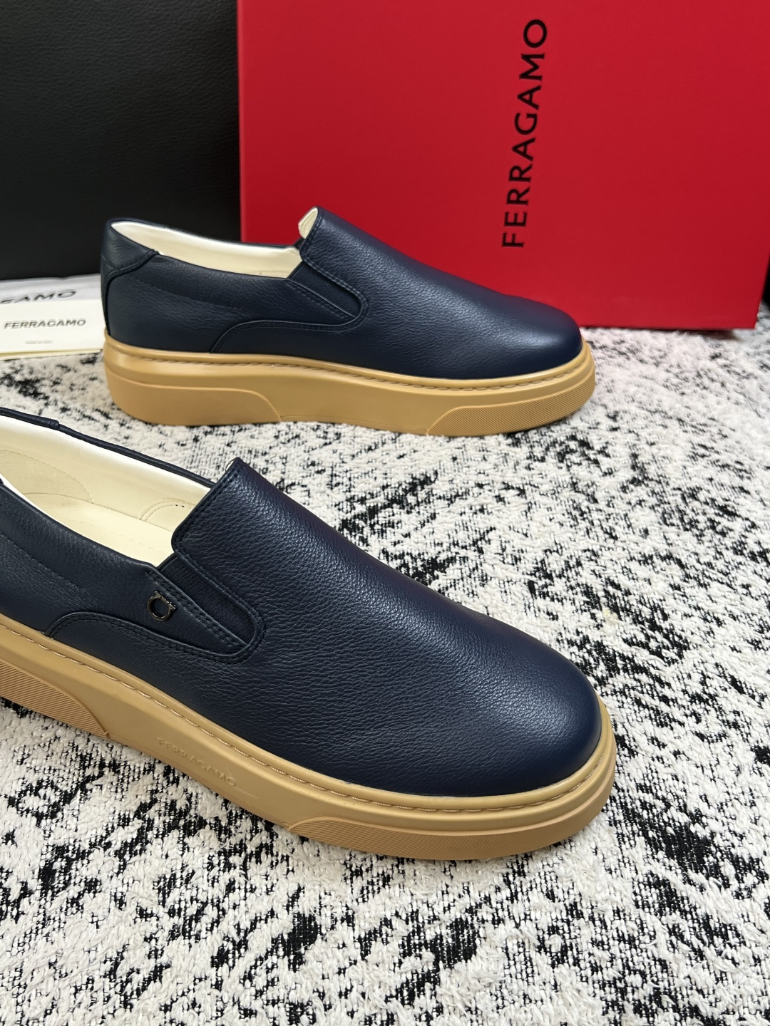 Ferragamo  高品质  顶级工艺品  菲拉格慕   专柜同步发售原厂配置，意大利进口原版牛皮，进口水染牛里 ，鞋