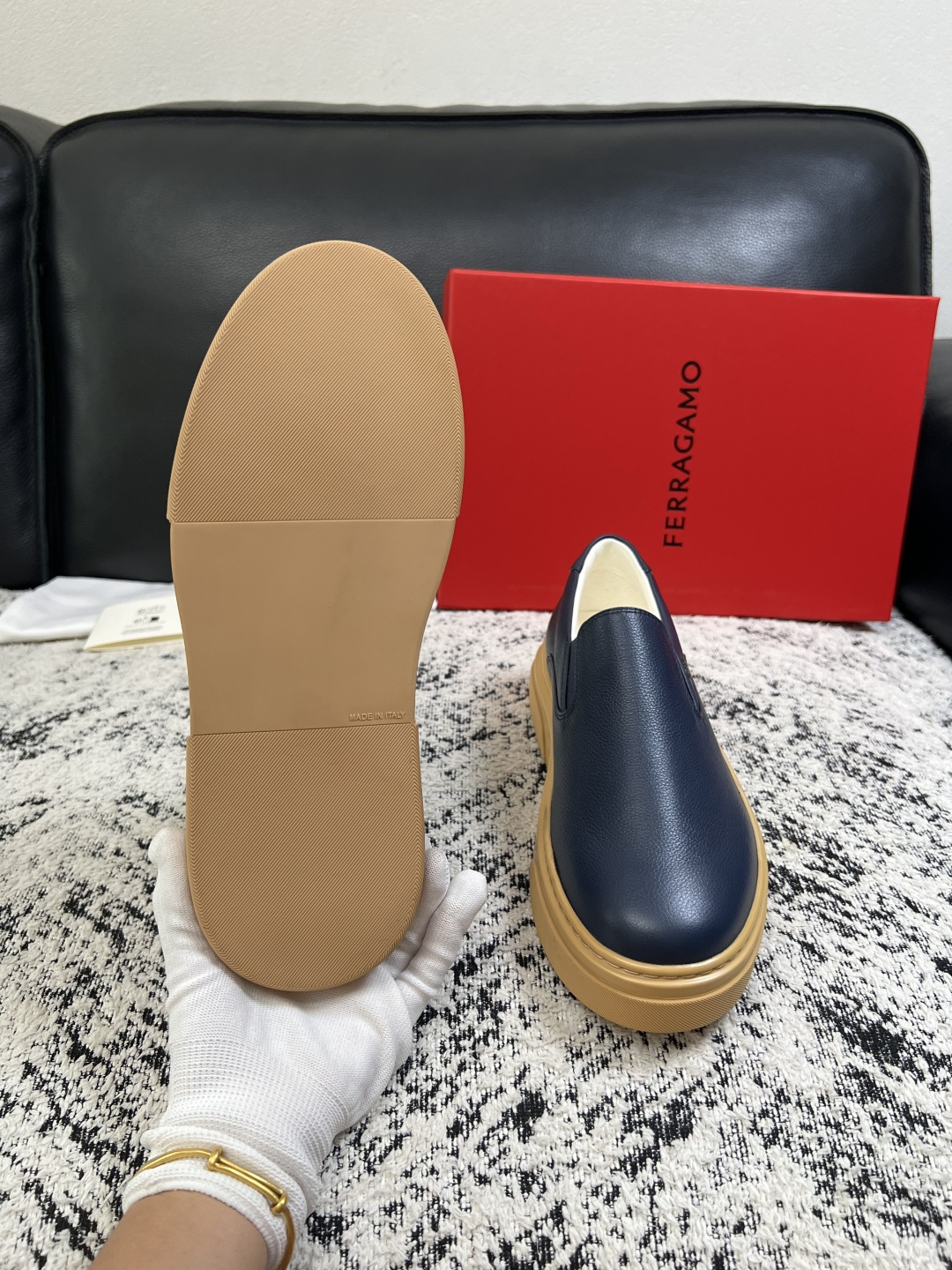 Ferragamo  高品质  顶级工艺品  菲拉格慕   专柜同步发售原厂配置，意大利进口原版牛皮，进口水染牛里 ，鞋