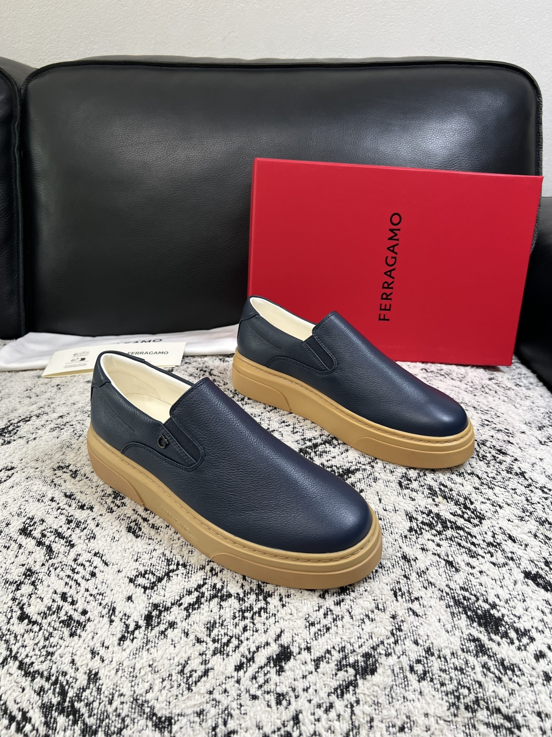 Ferragamo  高品质  顶级工艺品  菲拉格慕   专柜同步发售原厂配置，意大利进口原版牛皮，进口水染牛里 ，鞋