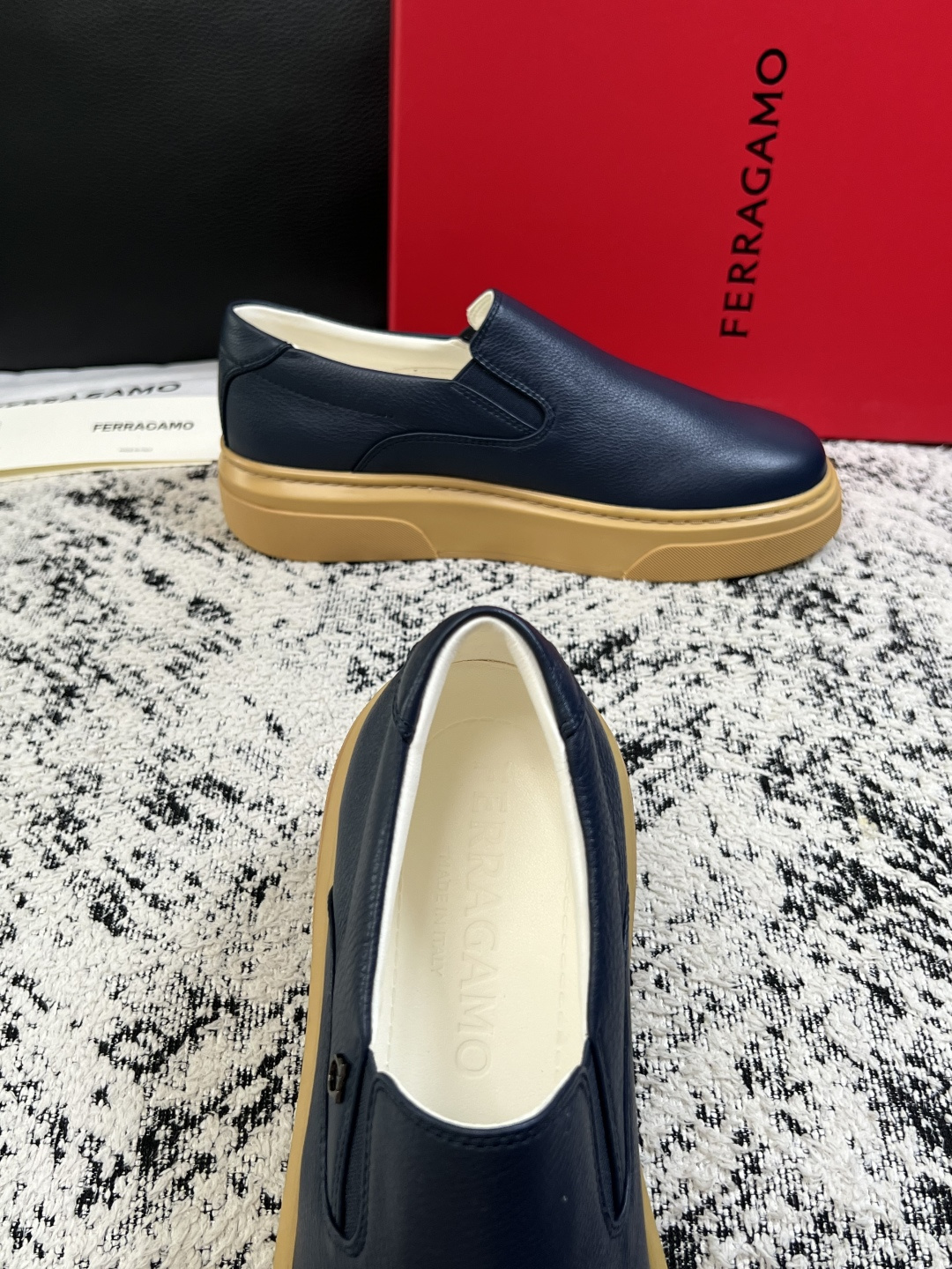 Ferragamo  高品质  顶级工艺品  菲拉格慕   专柜同步发售原厂配置，意大利进口原版牛皮，进口水染牛里 ，鞋