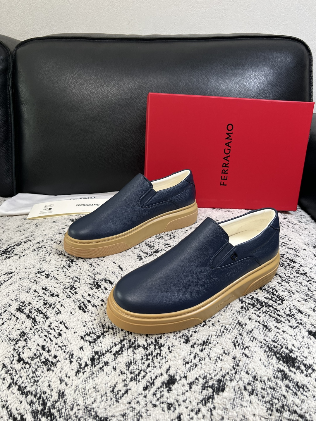 Ferragamo  高品质  顶级工艺品  菲拉格慕   专柜同步发售原厂配置，意大利进口原版牛皮，进口水染牛里 ，鞋