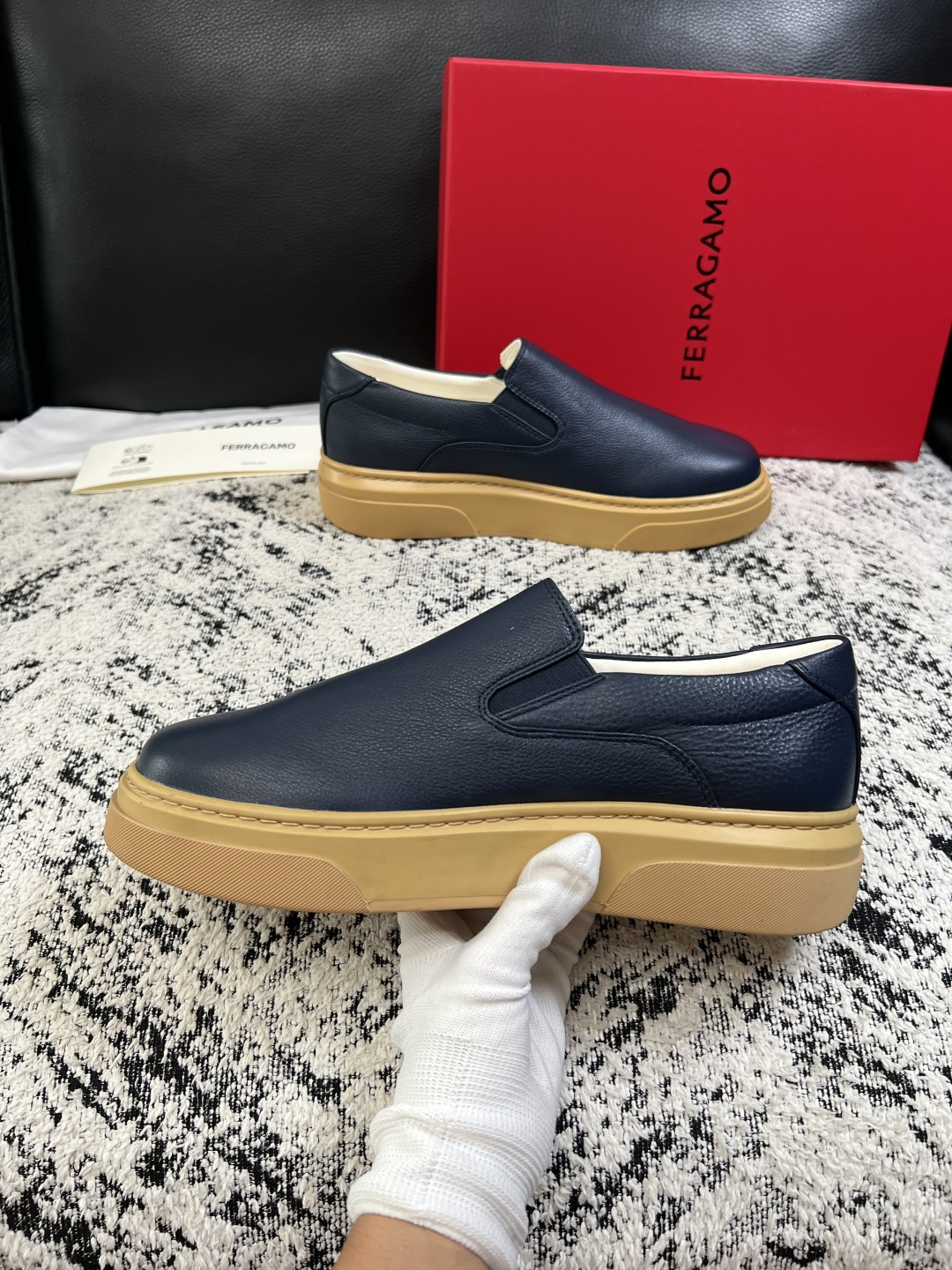 Ferragamo  高品质  顶级工艺品  菲拉格慕   专柜同步发售原厂配置，意大利进口原版牛皮，进口水染牛里 ，鞋
