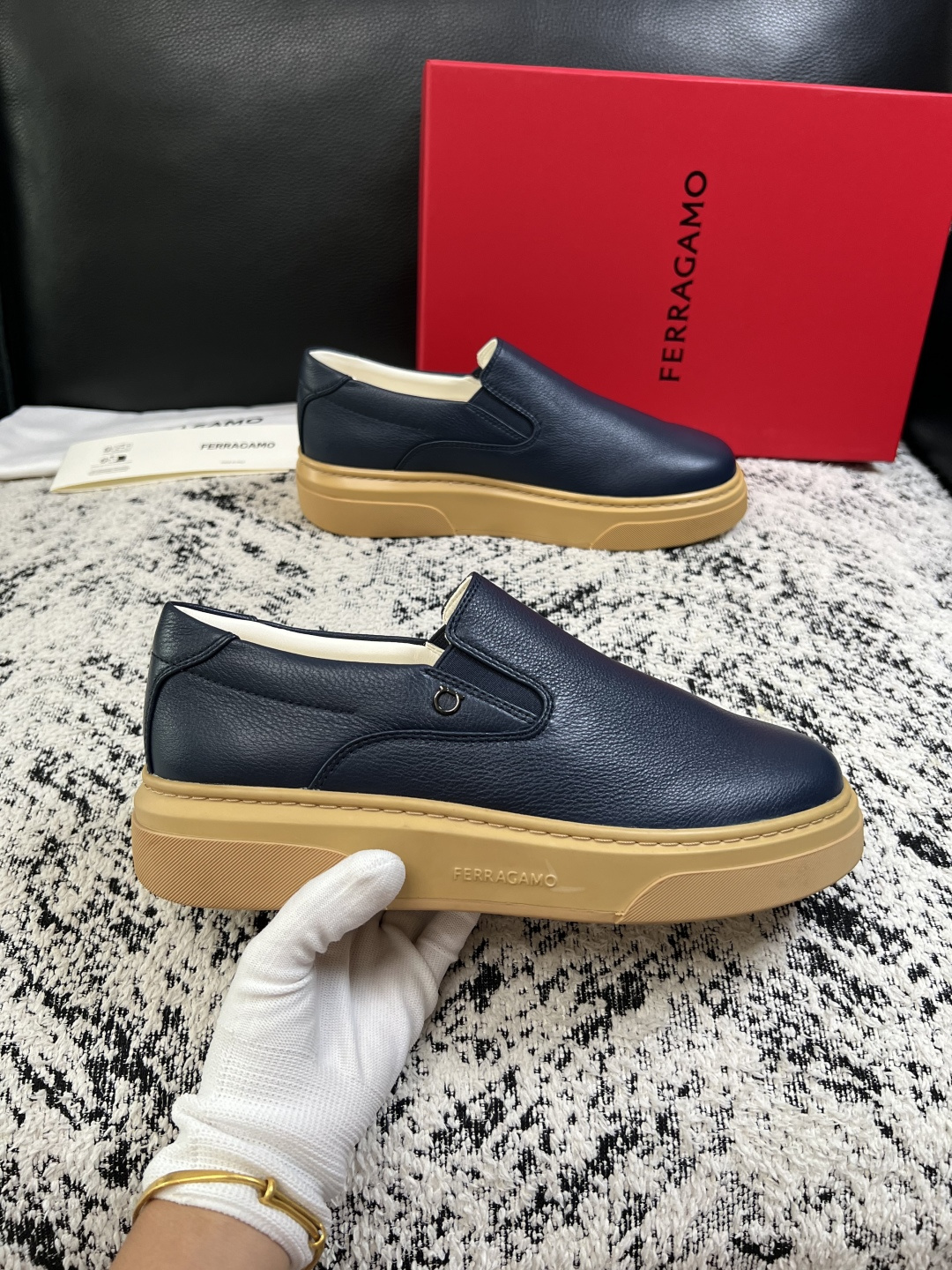 Ferragamo  高品质  顶级工艺品  菲拉格慕   专柜同步发售原厂配置，意大利进口原版牛皮，进口水染牛里 ，鞋