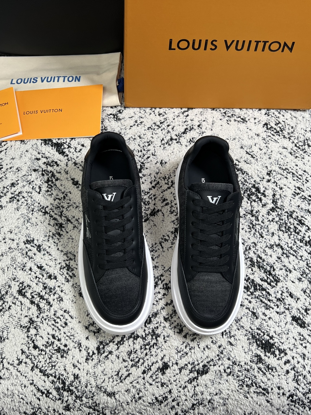 Lv  高品质  顶级工艺品  路易威登，运动板鞋专柜同步，鞋面意大利进口，高品质拼接缤纷色彩复杂工艺品，进口牛皮里垫柔