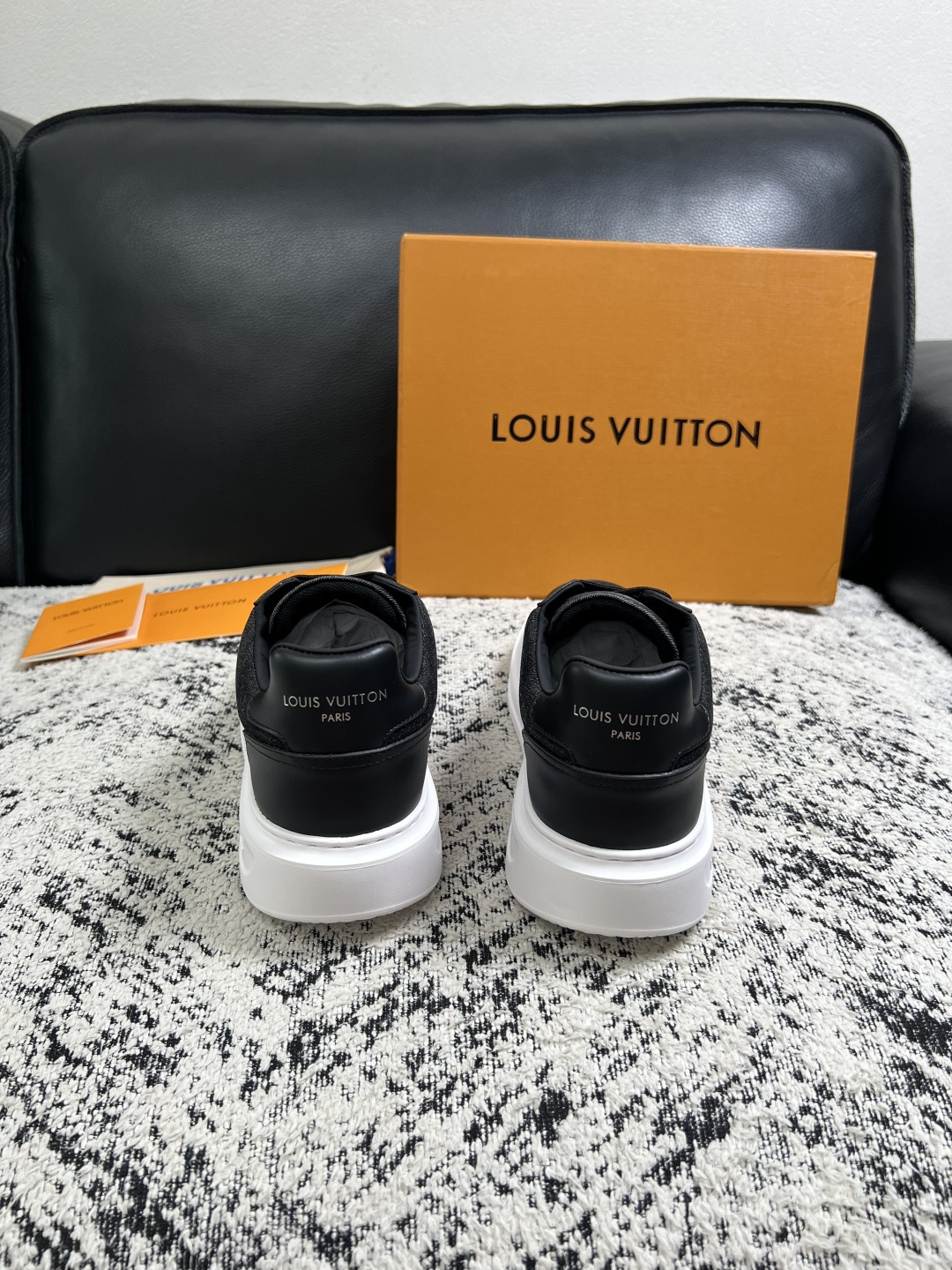 Lv  高品质  顶级工艺品  路易威登，运动板鞋专柜同步，鞋面意大利进口，高品质拼接缤纷色彩复杂工艺品，进口牛皮里垫柔