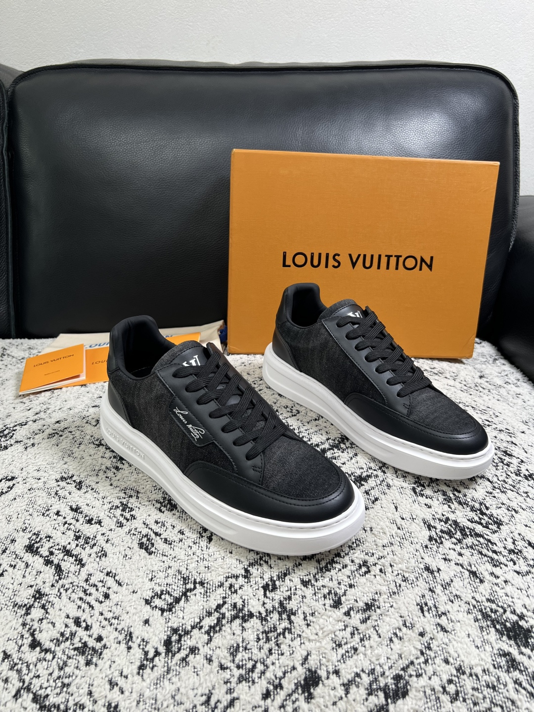 Lv  高品质  顶级工艺品  路易威登，运动板鞋专柜同步，鞋面意大利进口，高品质拼接缤纷色彩复杂工艺品，进口牛皮里垫柔