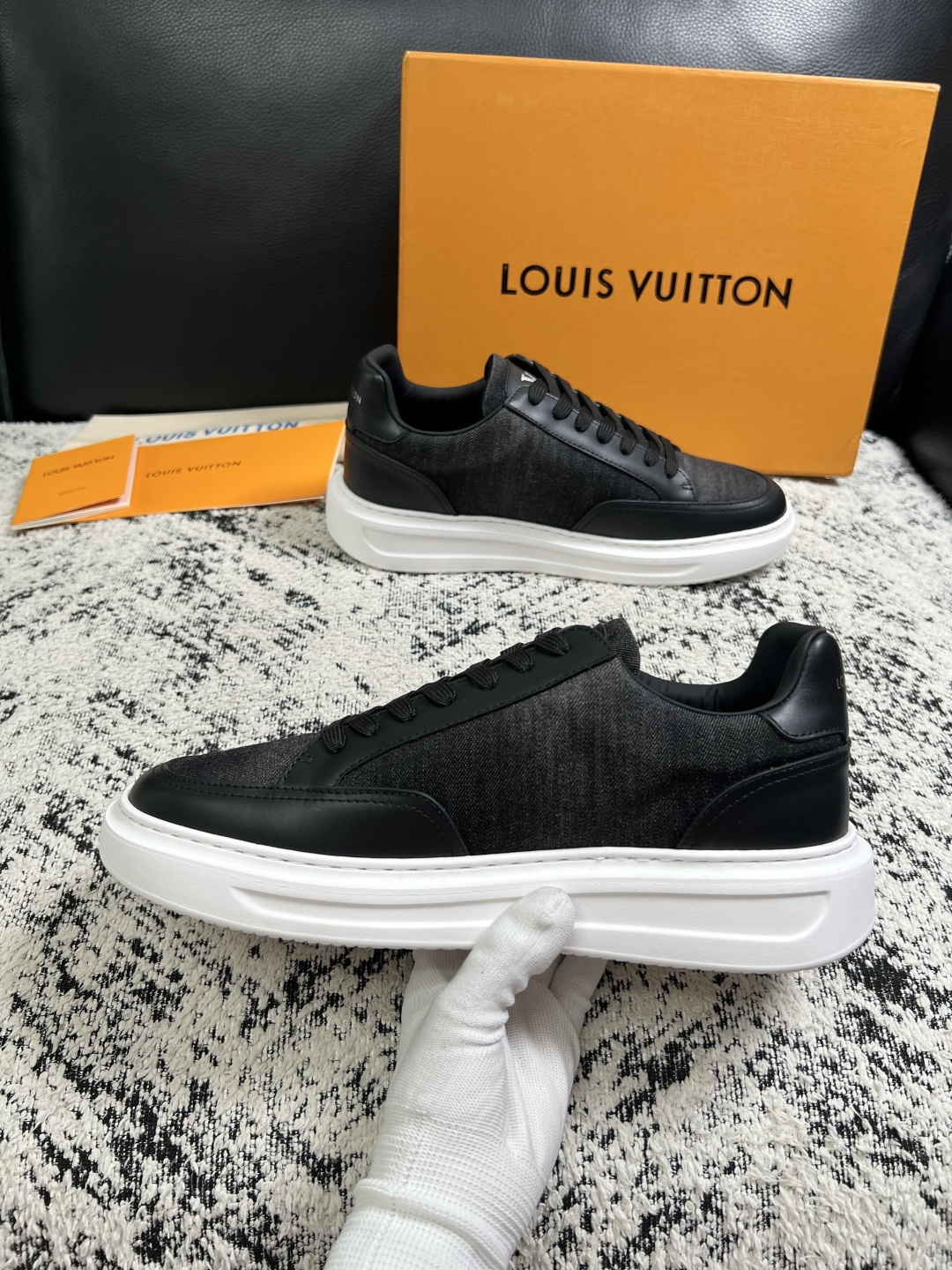 Lv  高品质  顶级工艺品  路易威登，运动板鞋专柜同步，鞋面意大利进口，高品质拼接缤纷色彩复杂工艺品，进口牛皮里垫柔