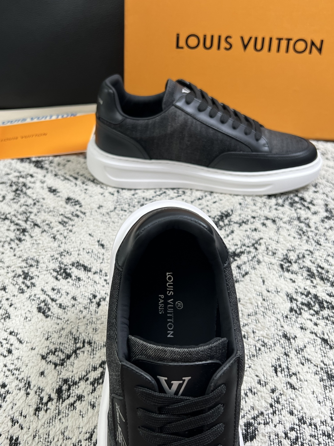 Lv  高品质  顶级工艺品  路易威登，运动板鞋专柜同步，鞋面意大利进口，高品质拼接缤纷色彩复杂工艺品，进口牛皮里垫柔
