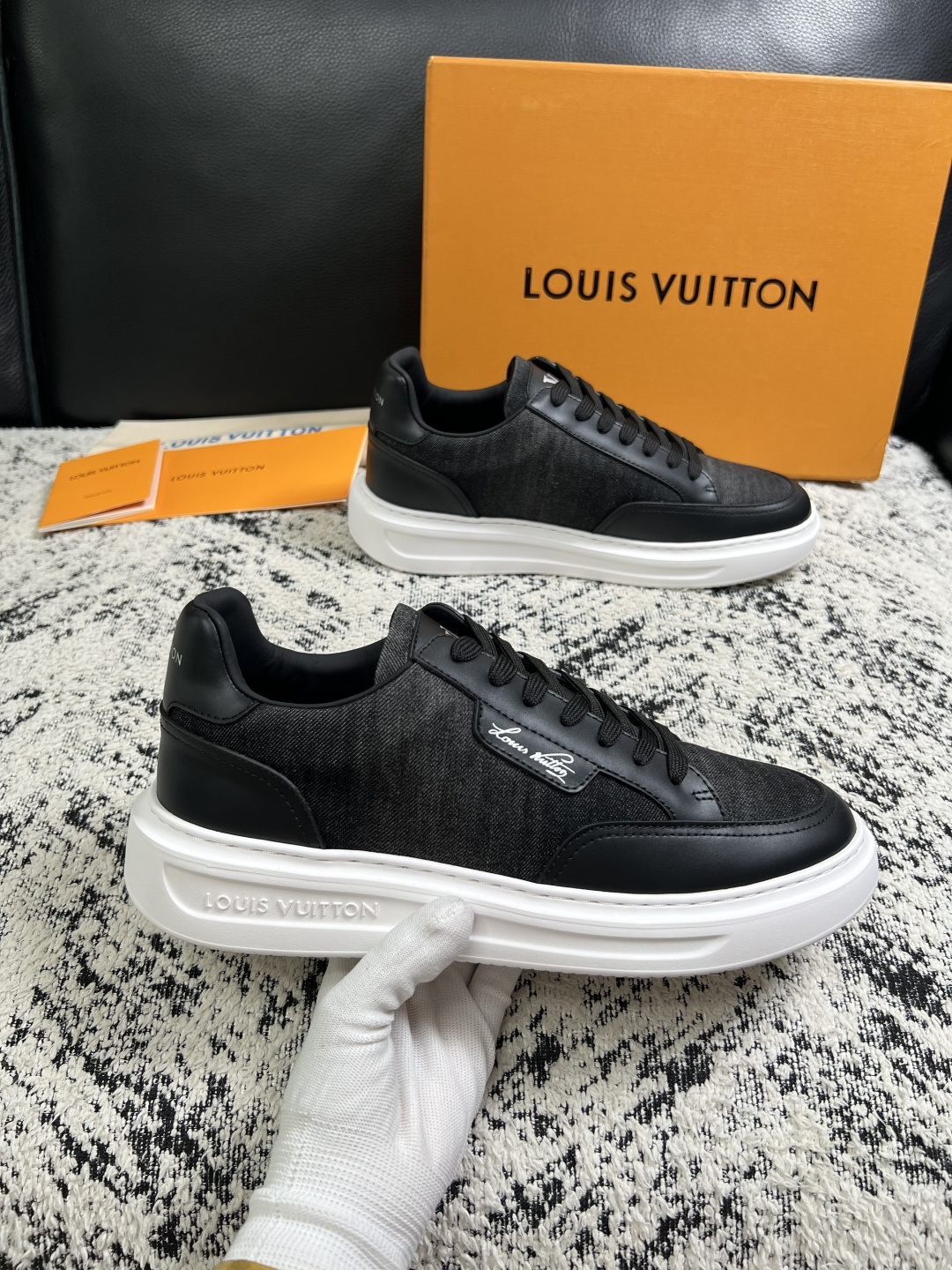 Lv  高品质  顶级工艺品  路易威登，运动板鞋专柜同步，鞋面意大利进口，高品质拼接缤纷色彩复杂工艺品，进口牛皮里垫柔
