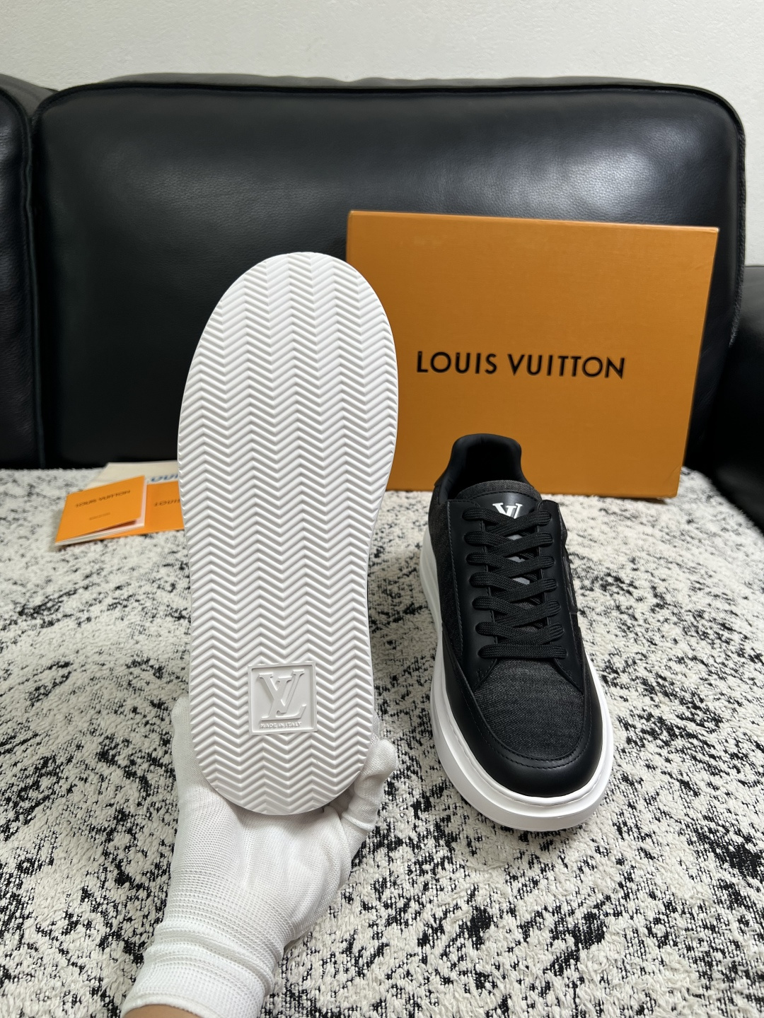 Lv  高品质  顶级工艺品  路易威登，运动板鞋专柜同步，鞋面意大利进口，高品质拼接缤纷色彩复杂工艺品，进口牛皮里垫柔