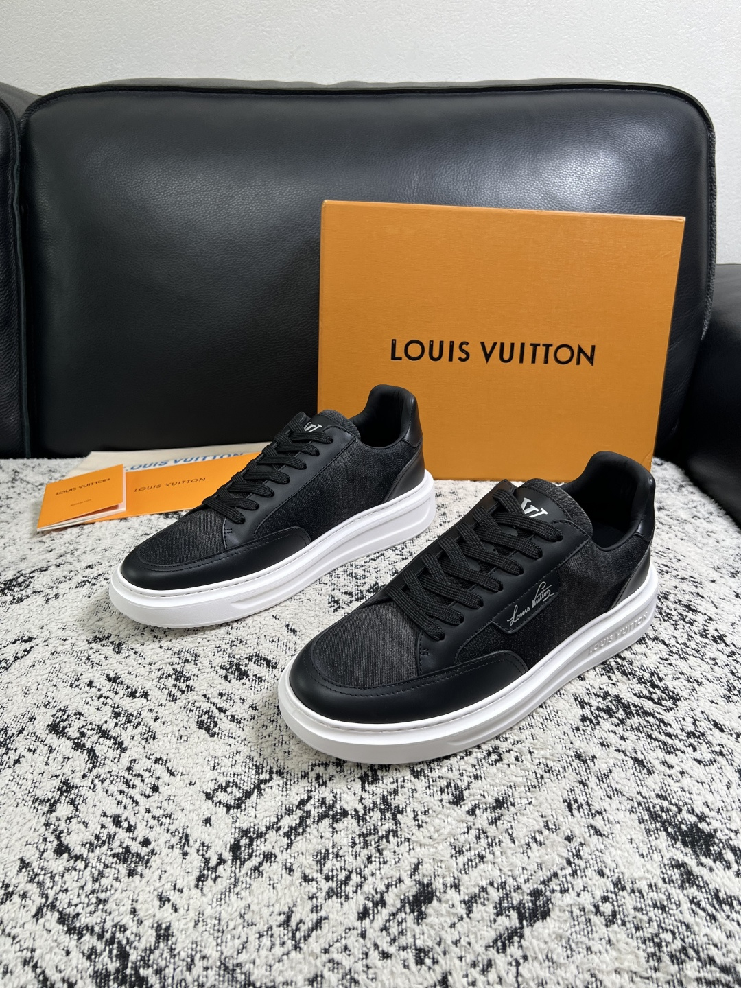 Lv  高品质  顶级工艺品  路易威登，运动板鞋专柜同步，鞋面意大利进口，高品质拼接缤纷色彩复杂工艺品，进口牛皮里垫柔