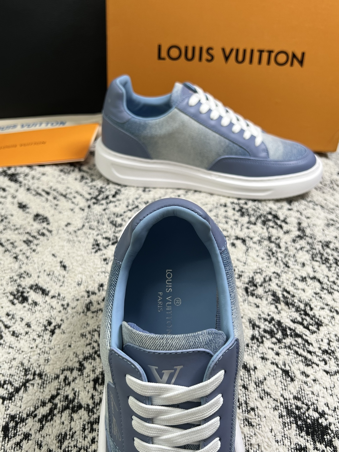 Lv  高品质  顶级工艺品  路易威登，运动板鞋专柜同步，鞋面意大利进口，高品质拼接缤纷色彩复杂工艺品，进口牛皮里垫柔