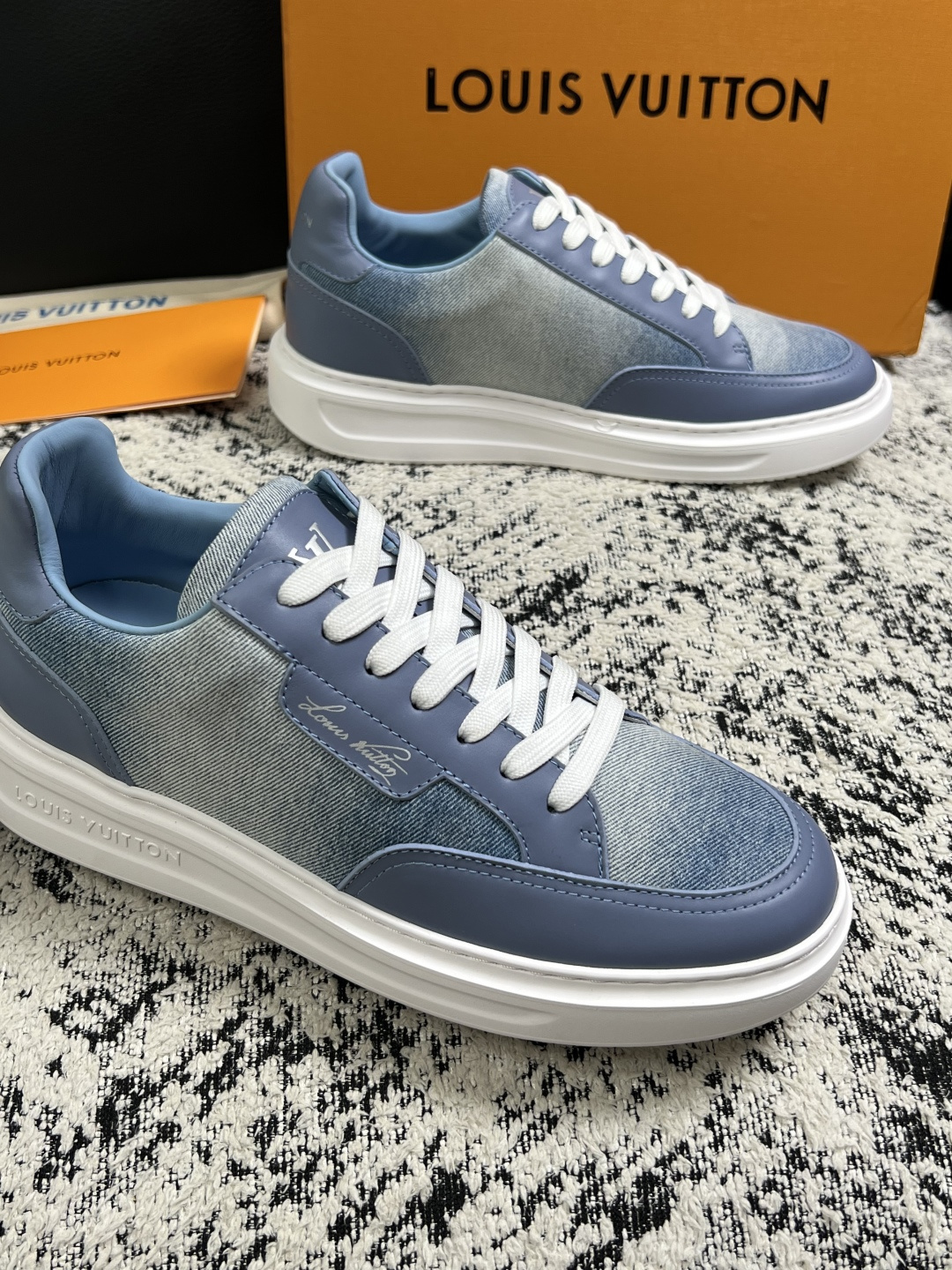 Lv  高品质  顶级工艺品  路易威登，运动板鞋专柜同步，鞋面意大利进口，高品质拼接缤纷色彩复杂工艺品，进口牛皮里垫柔