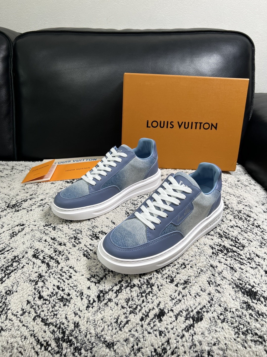 Lv  高品质  顶级工艺品  路易威登，运动板鞋专柜同步，鞋面意大利进口，高品质拼接缤纷色彩复杂工艺品，进口牛皮里垫柔